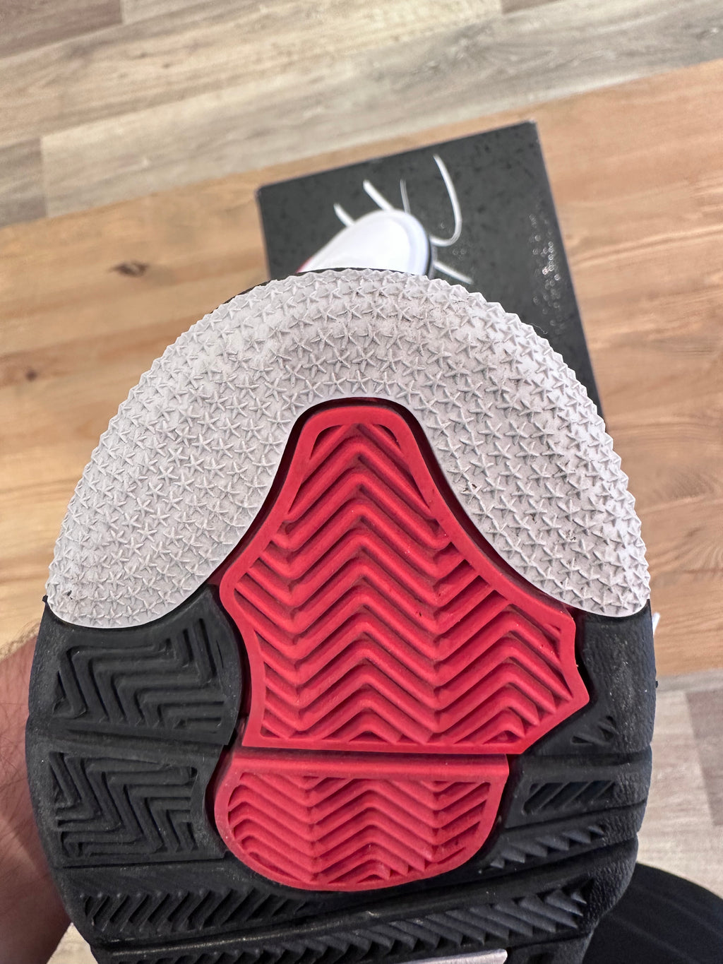 Nike Jordan 4 rétro red cément ( taille 43 )