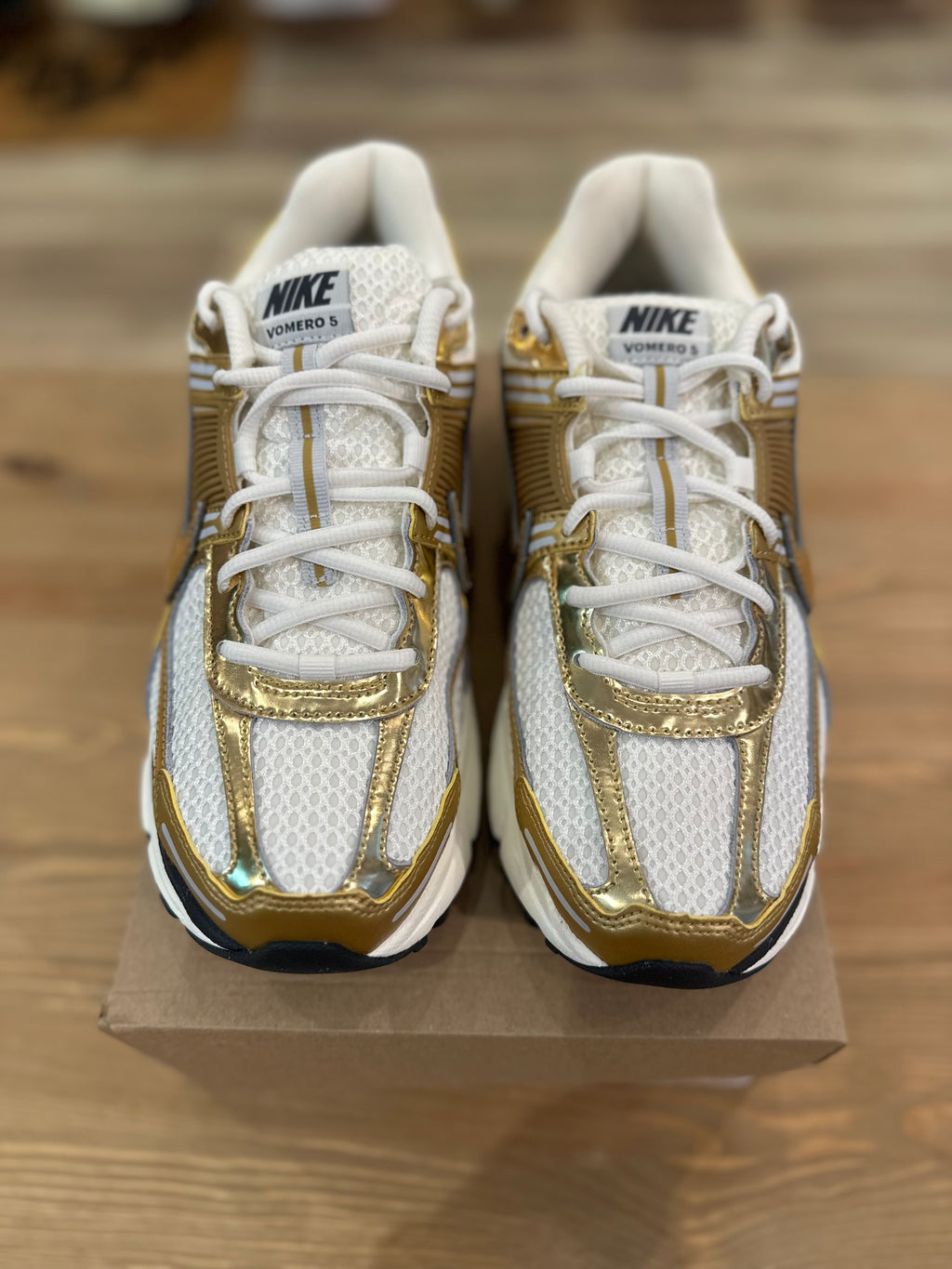Nike vomero 5 metallic gold ( taille 44,5 )