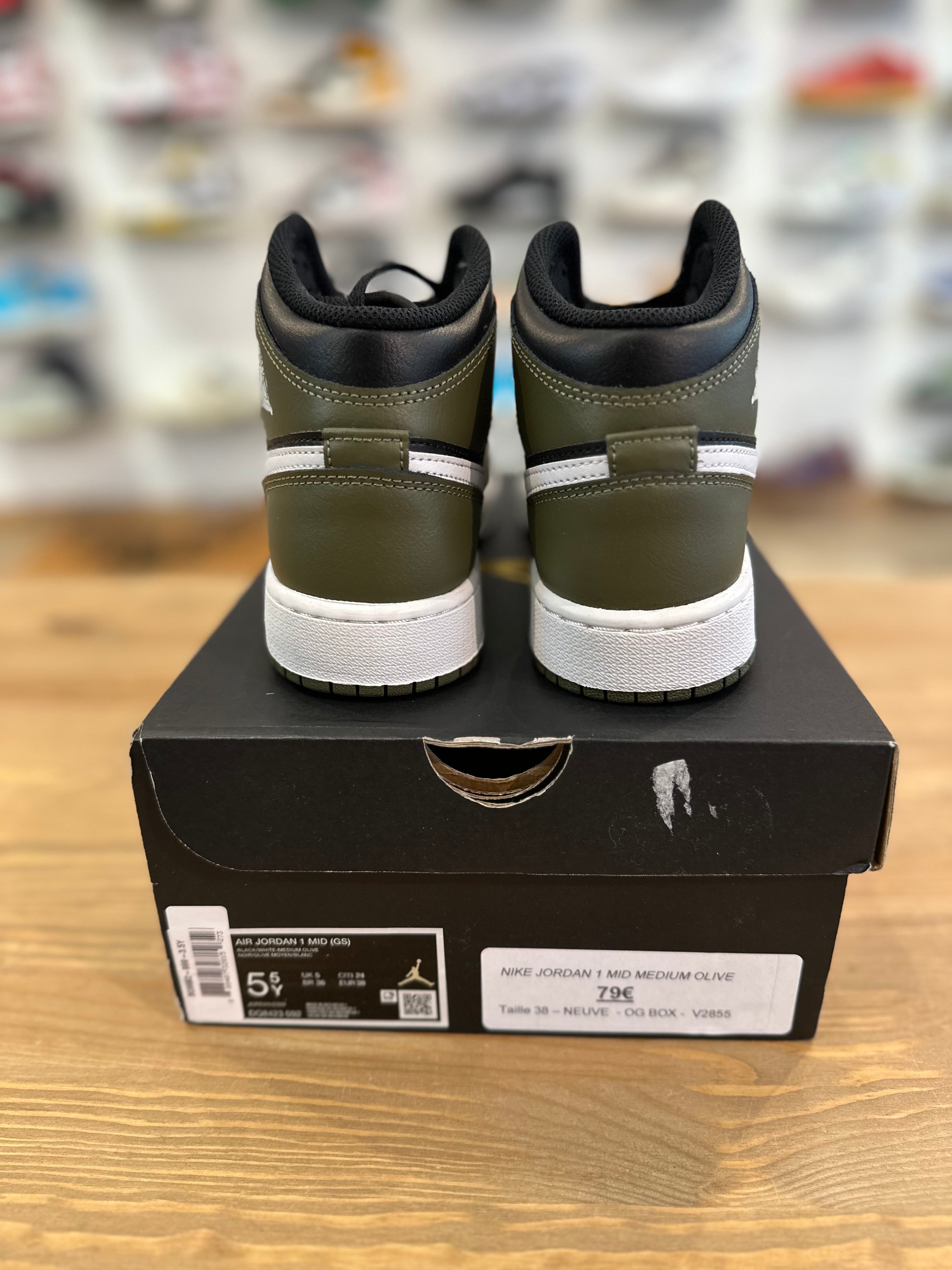 Nike Jordan 1 mid médium olive ( taille 38 )
