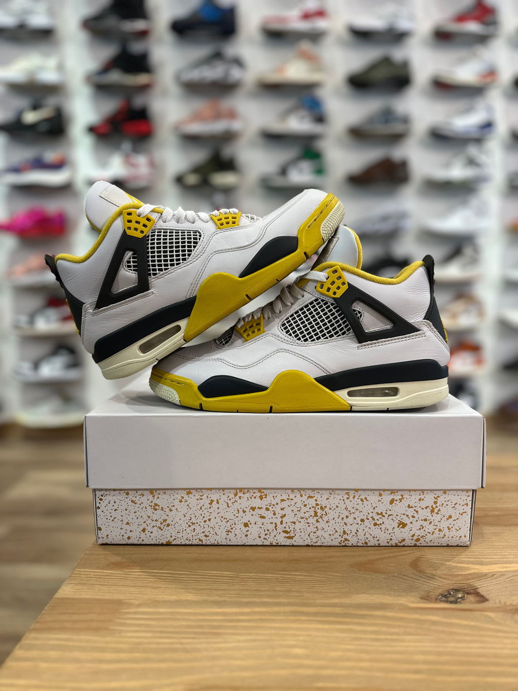 Nike Jordan 4 rétro vivid sulfur ( taille 42,5 )