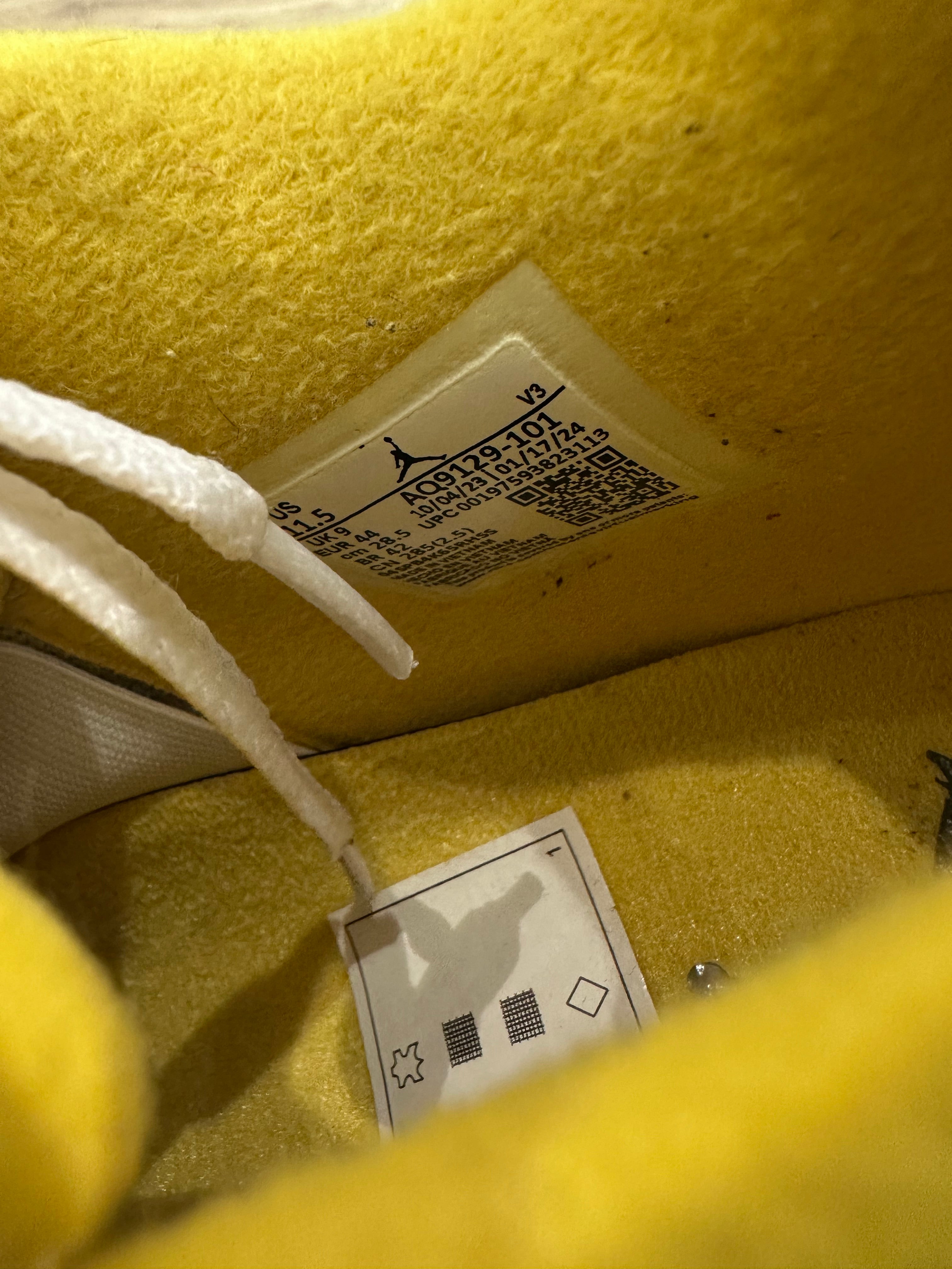 Nike Jordan 4 rétro vivid sulfur ( taille 44 )