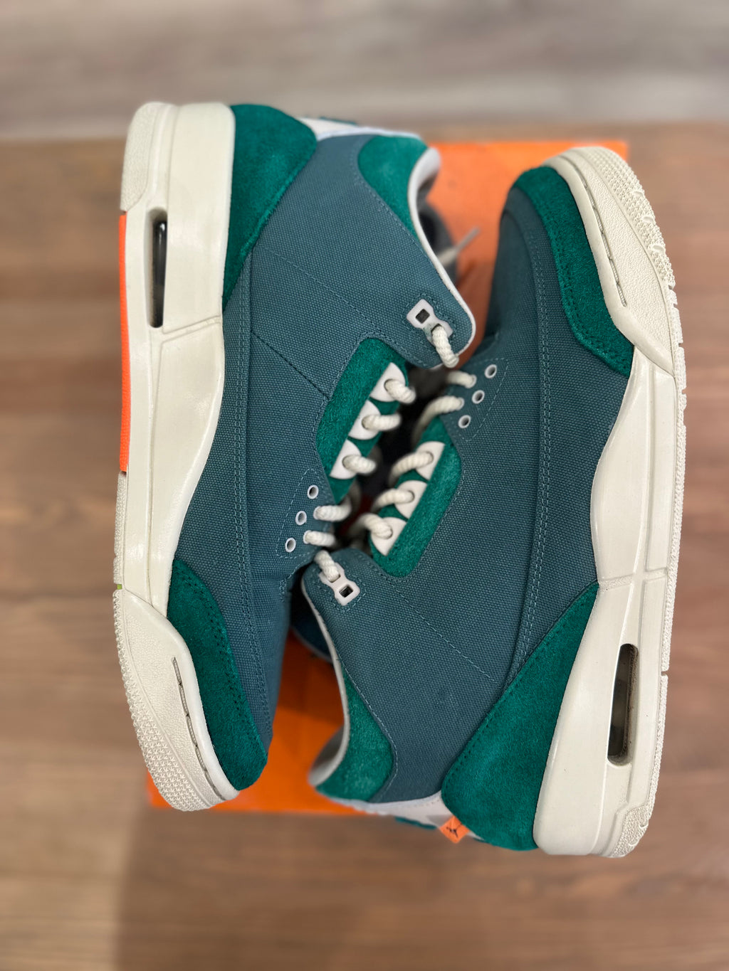 Nike Jordan 3 rétro Nina Chanel ( taille 44 )