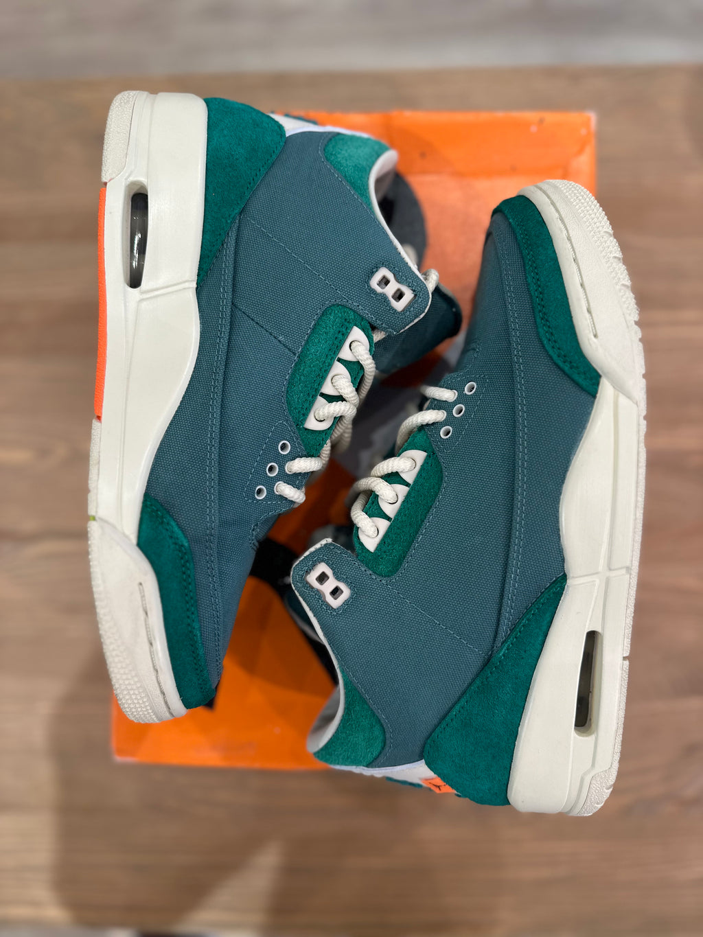 Nike Jordan 3 rétro Nina Chanel ( taille 40 )