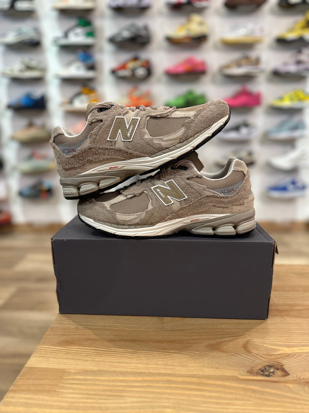 New balance 2002r protection pack driftwood ( taille 42,5 )