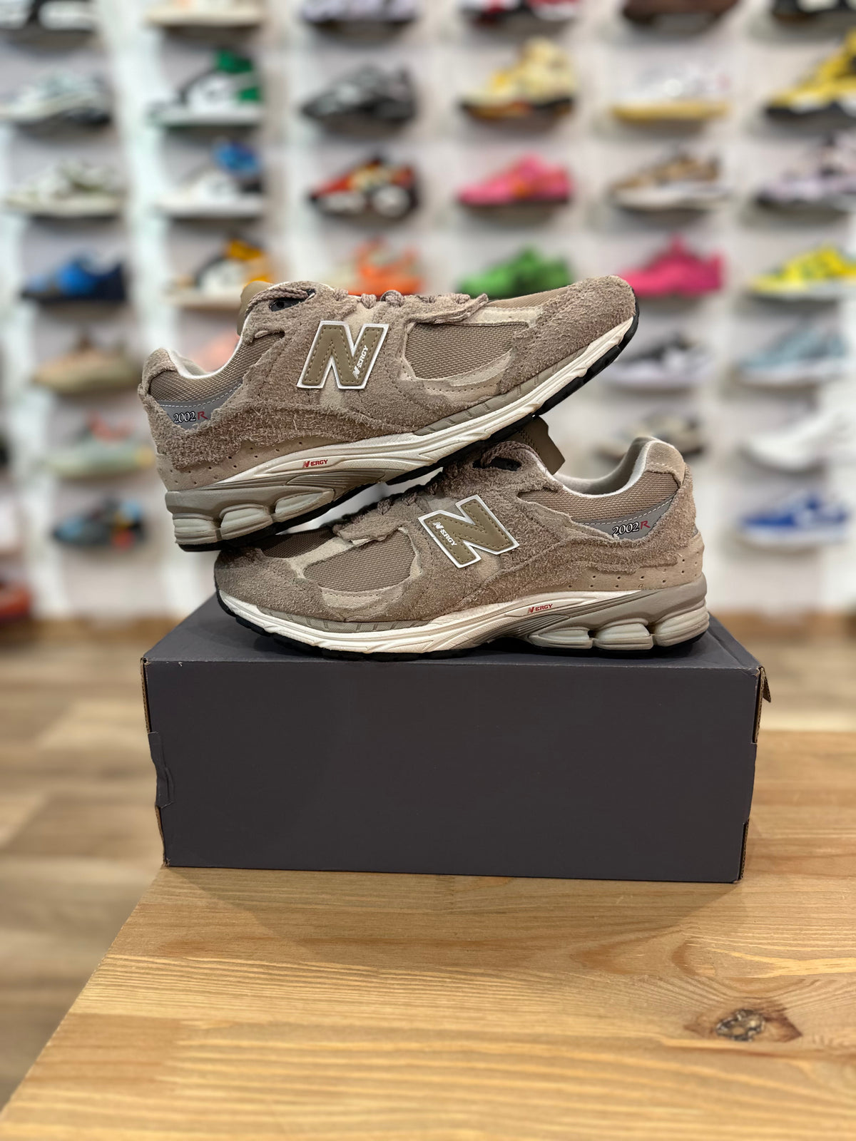 New balance 2002r protection pack driftwood ( taille 42,5 )