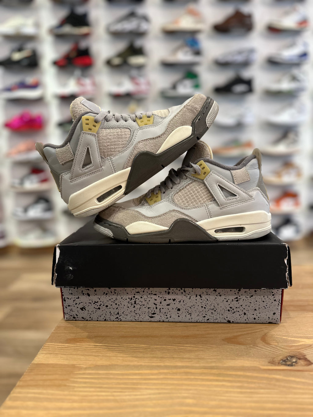 Nike Jordan 4 rétro photon dust ( taille 40 )