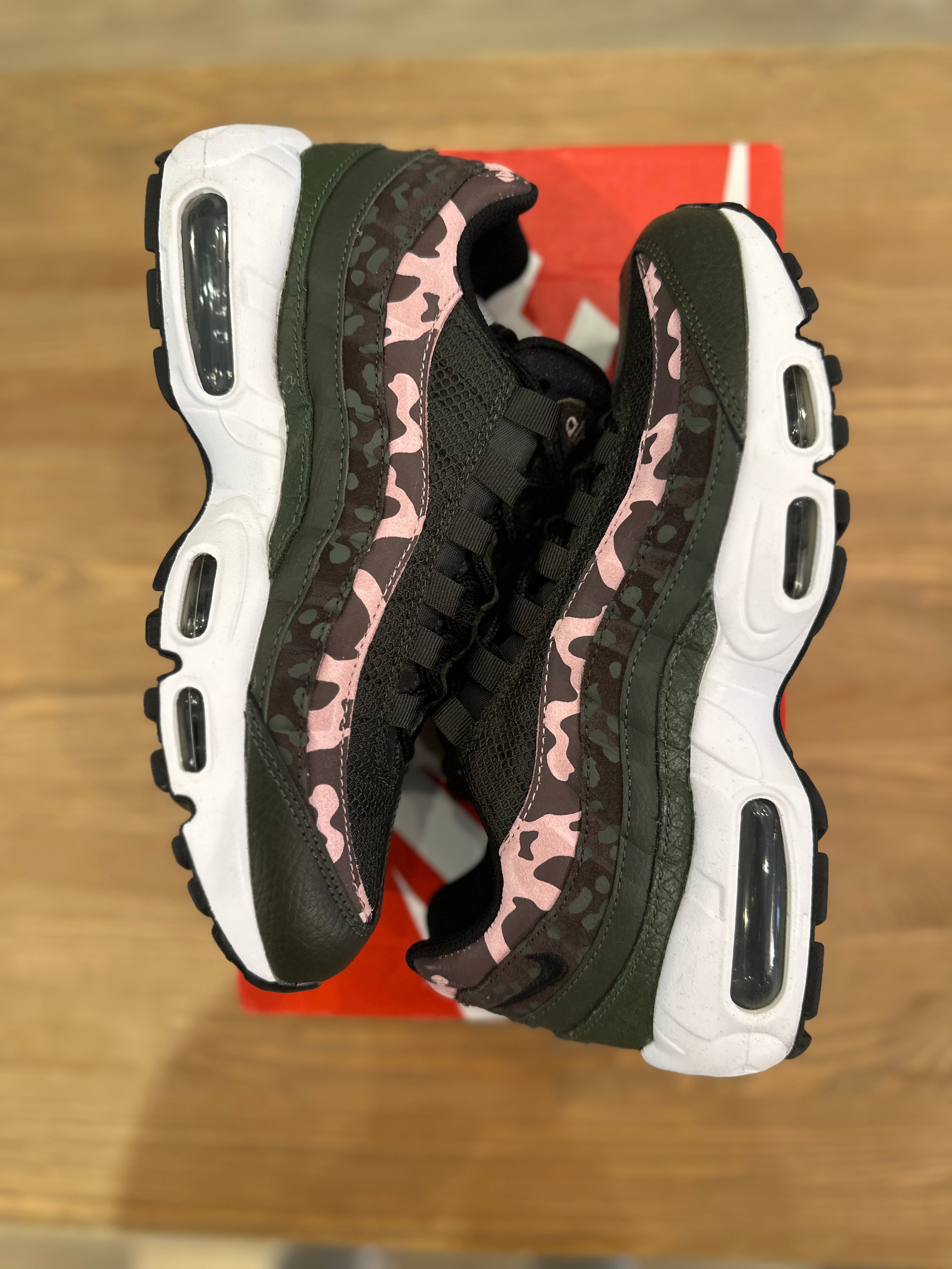 Nike air Max 95 olive pink Camo ( taille 40,5 )