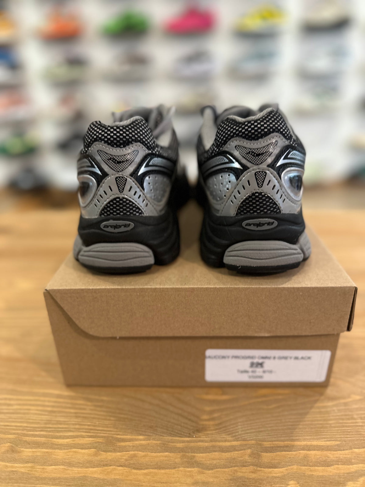 Saucony progrid omni 9 grey black ( taille 42 )