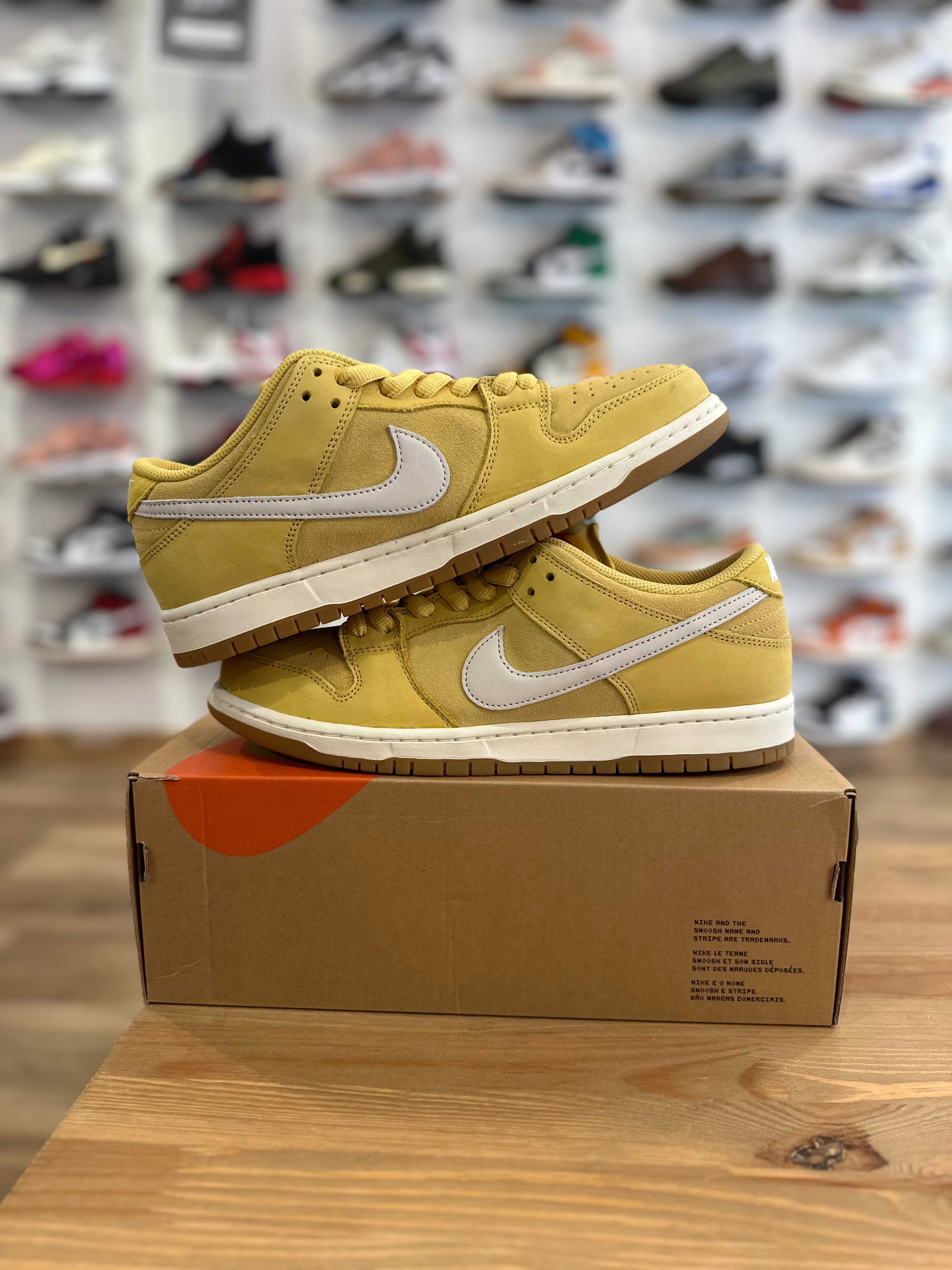 Nike sb dunk low saturn gold ( taille 44 )