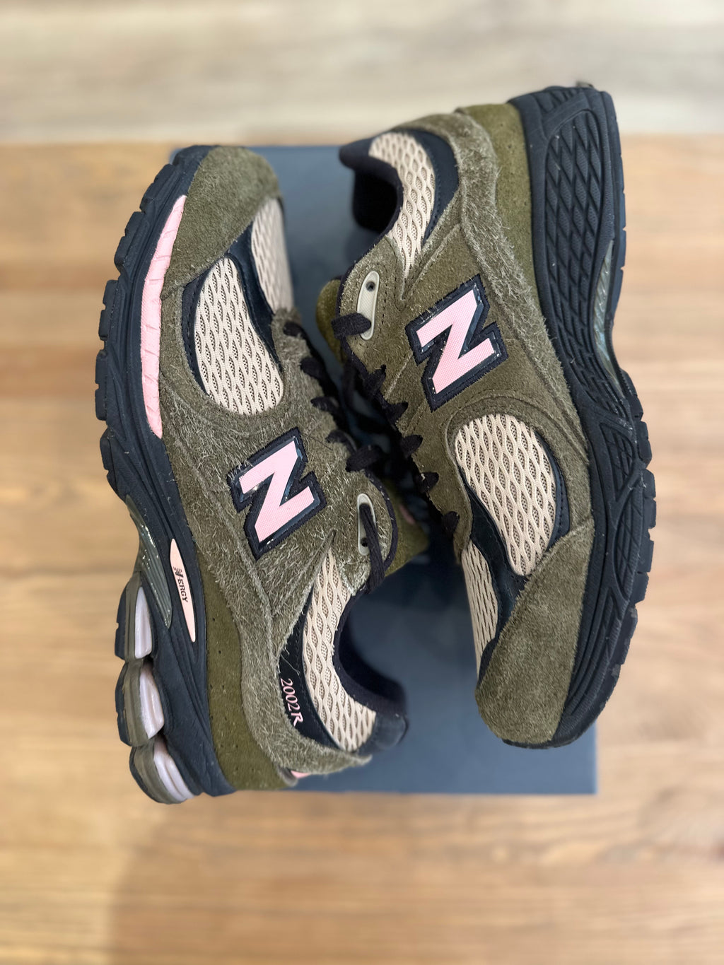 New balance 2002R kaki pink ( taille 43 )