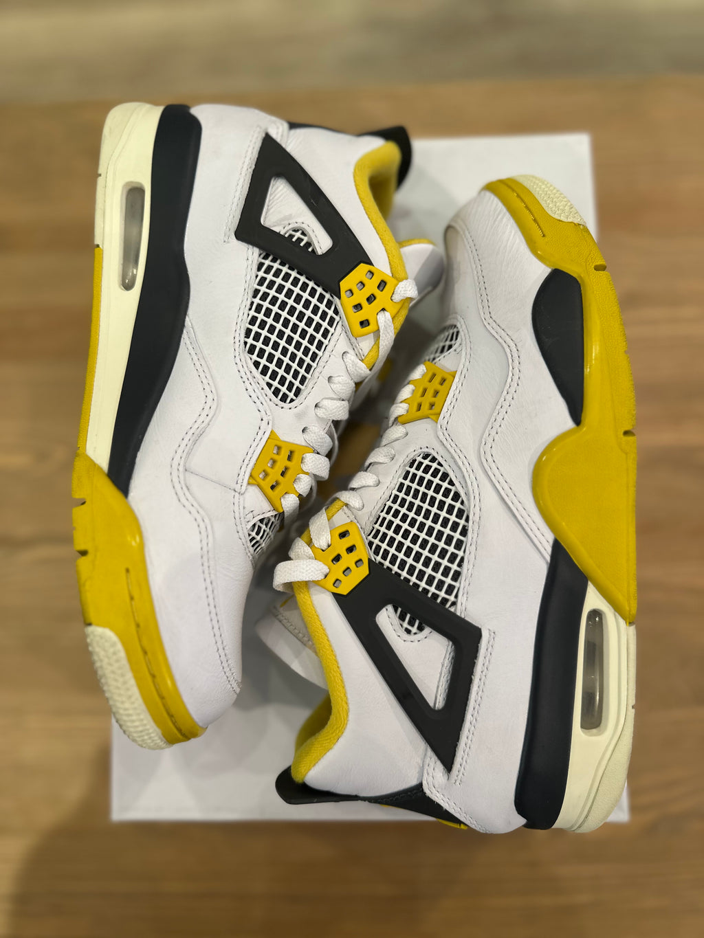 Nike Jordan 4 rétro vivid sulfur ( taille 41 )