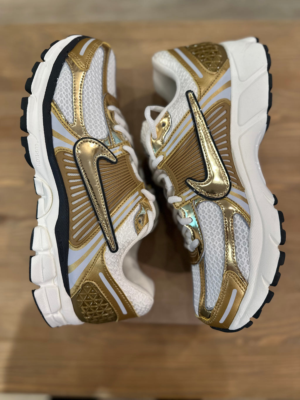 Nike vomero 5 metallic gold ( taille 44,5 )