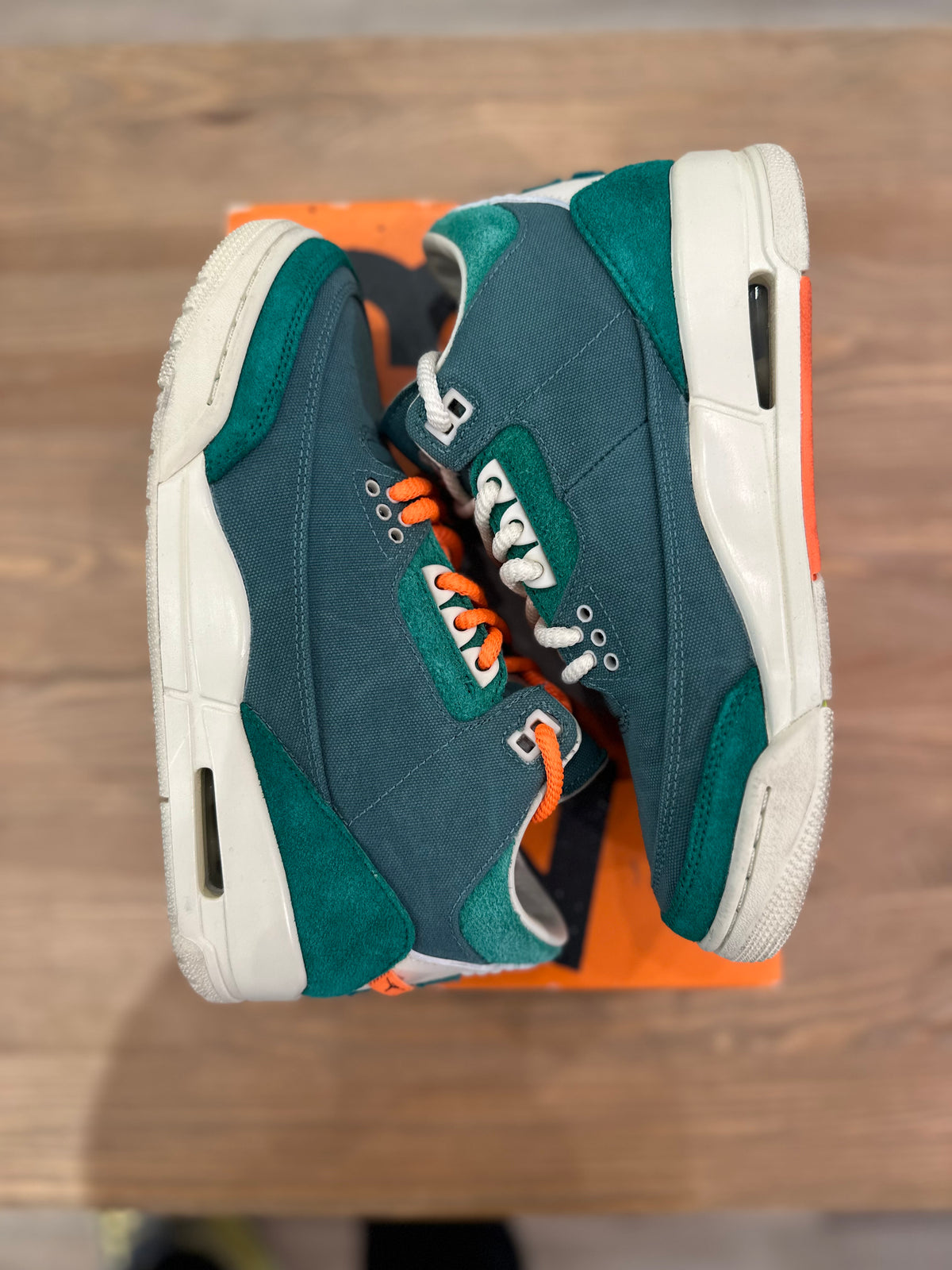 Nike Jordan 3 rétro Nina Chanel ( taille 37,5 )