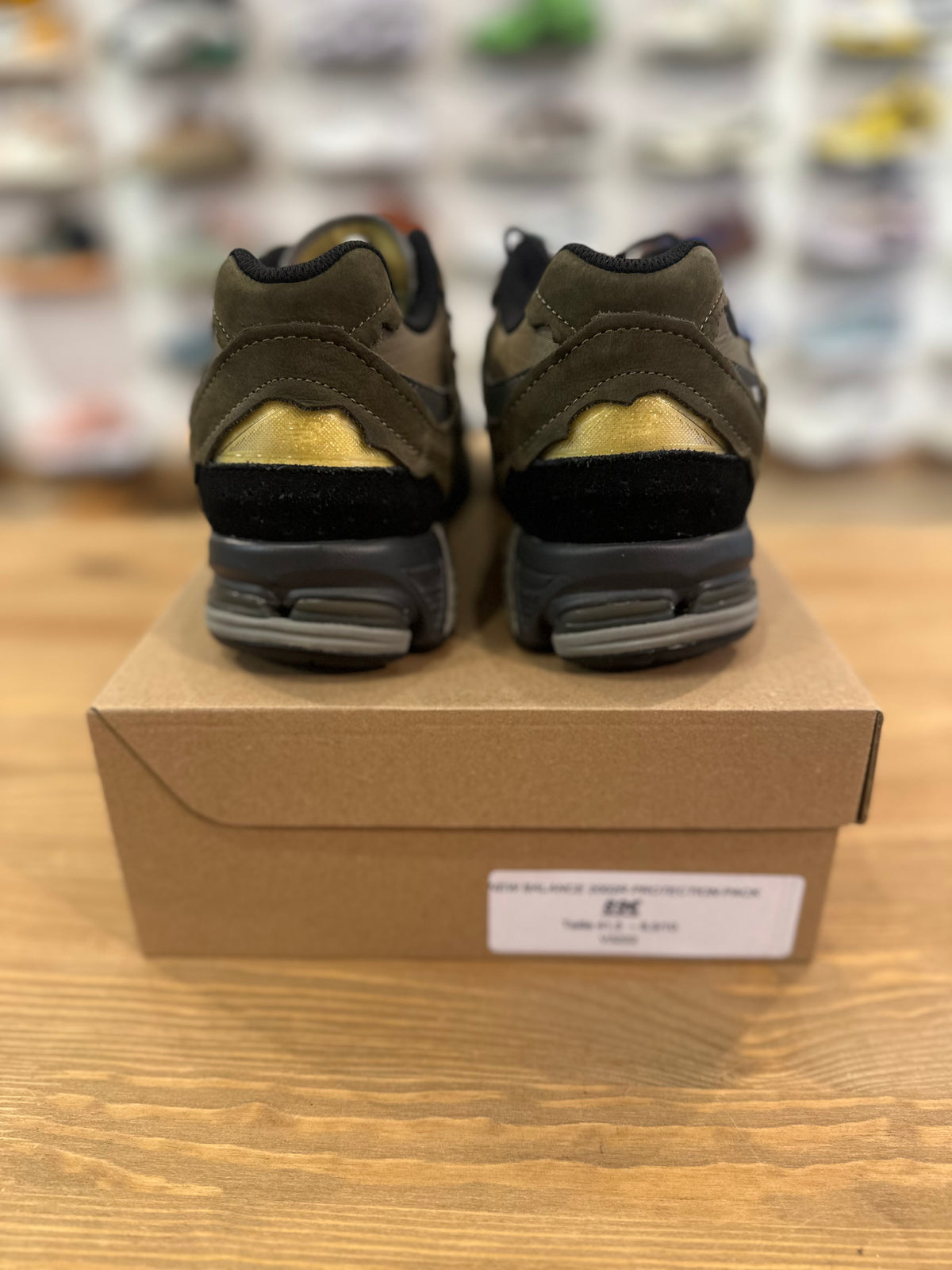 New balance 2002r protection pack dark Moss ( taille 41,5 )