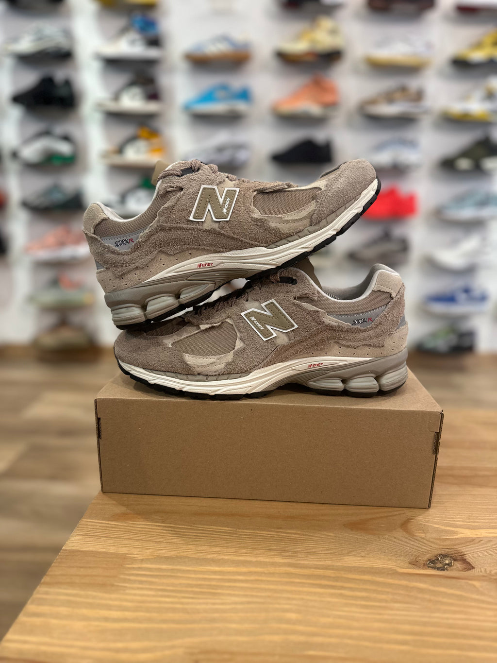 New balance 2002r protection pack driftwood ( taille 42 )