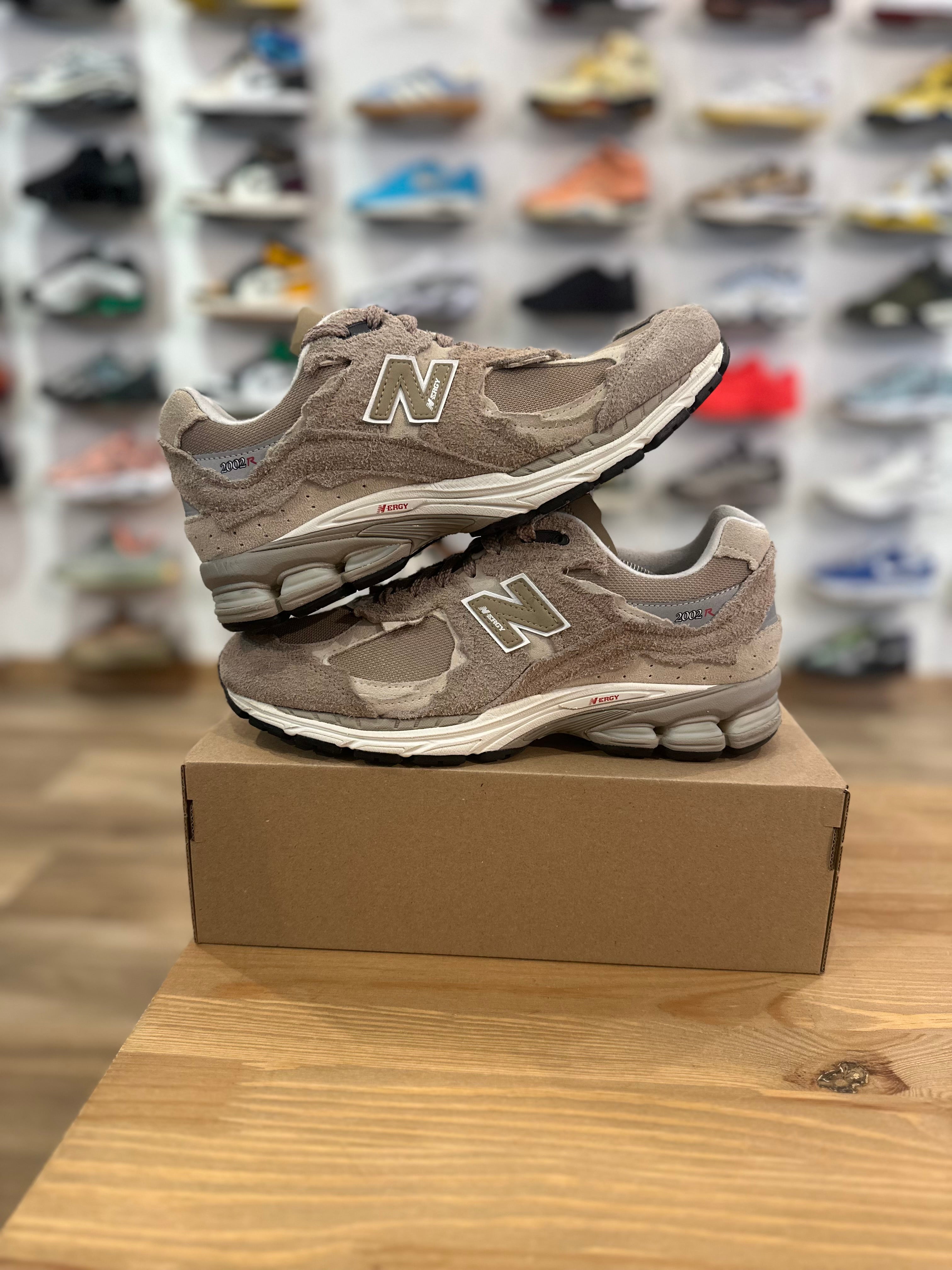 New balance 2002r protection pack driftwood ( taille 42 )