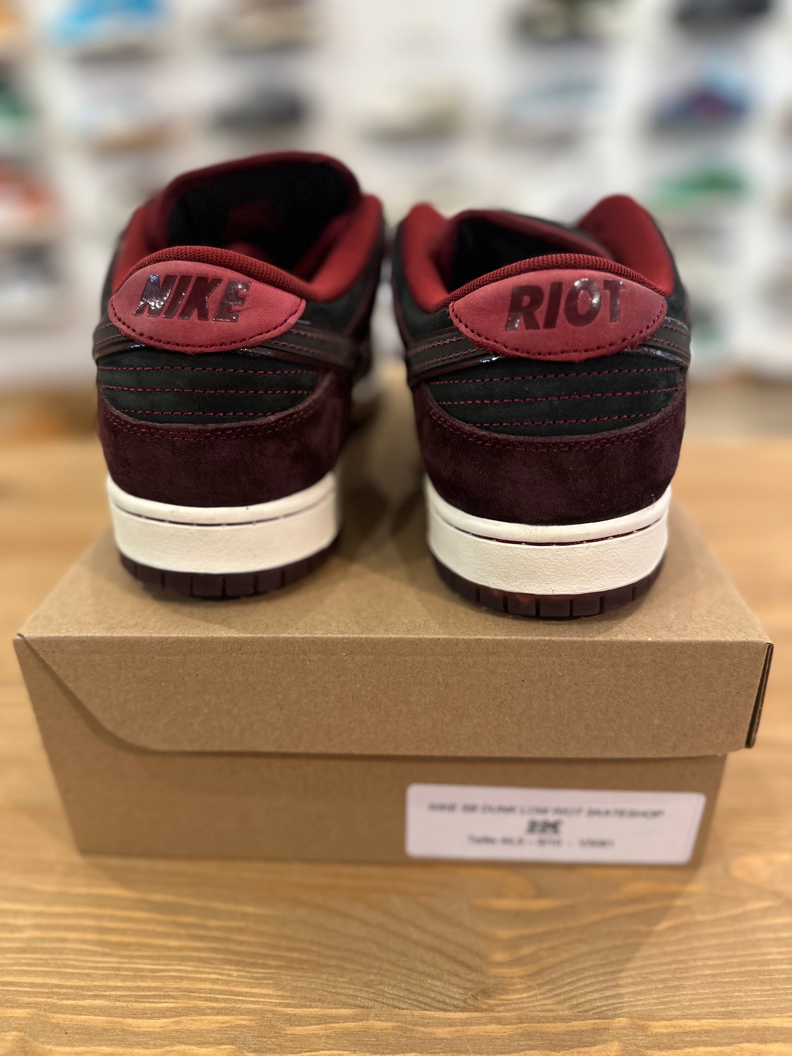 Nike sb dunk low riot skateshop ( taille 44,5 )