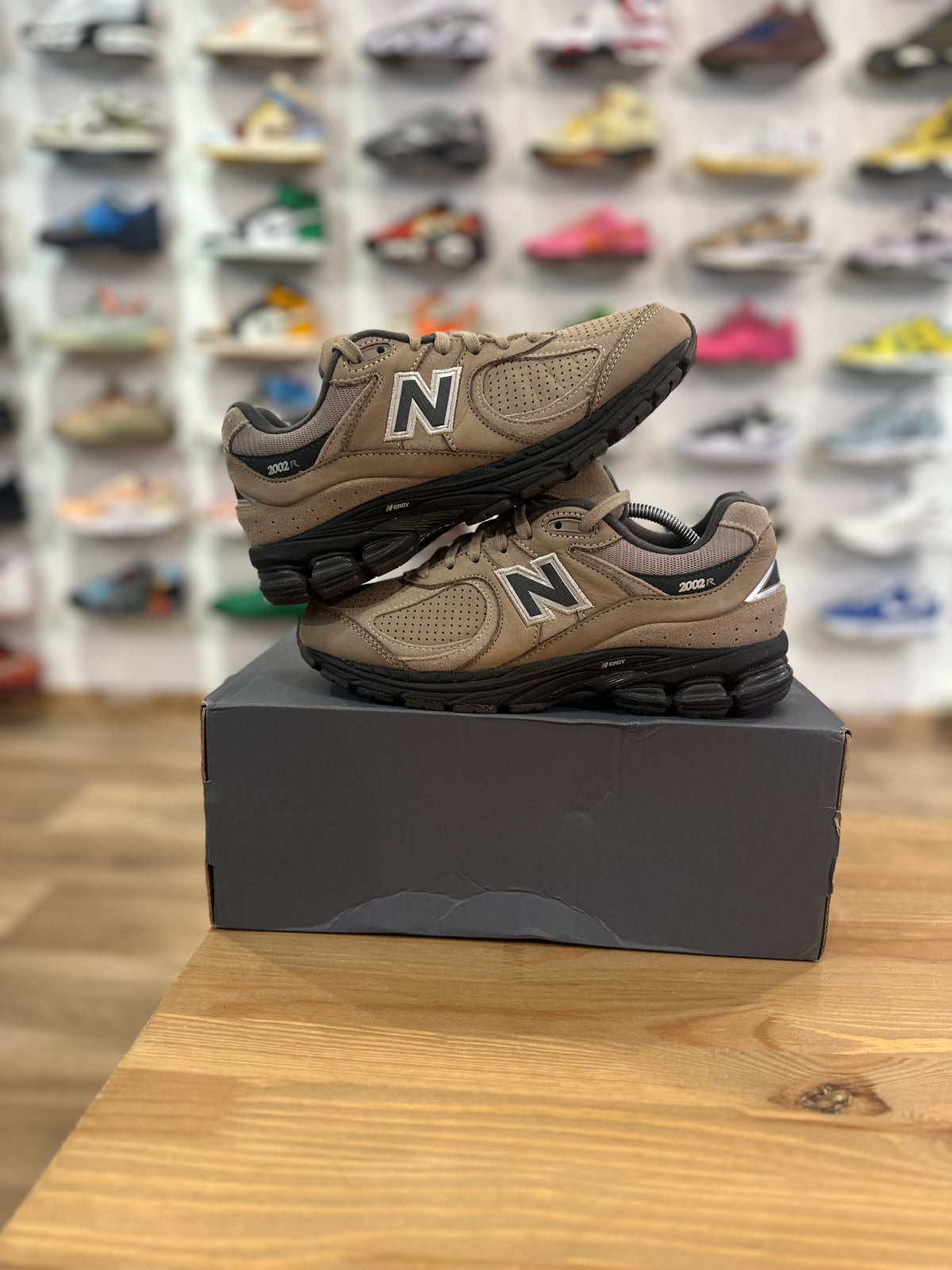 New balance 2002r driftwood ( taille 40 )