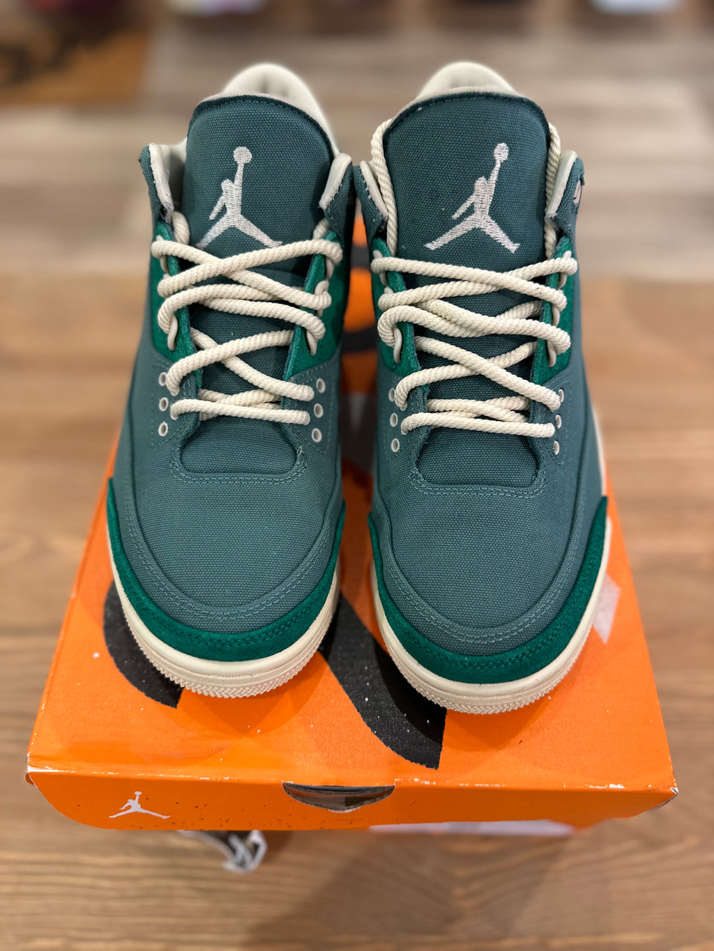 Nike Jordan 3 rétro Nina Chanel ( taille 40 )