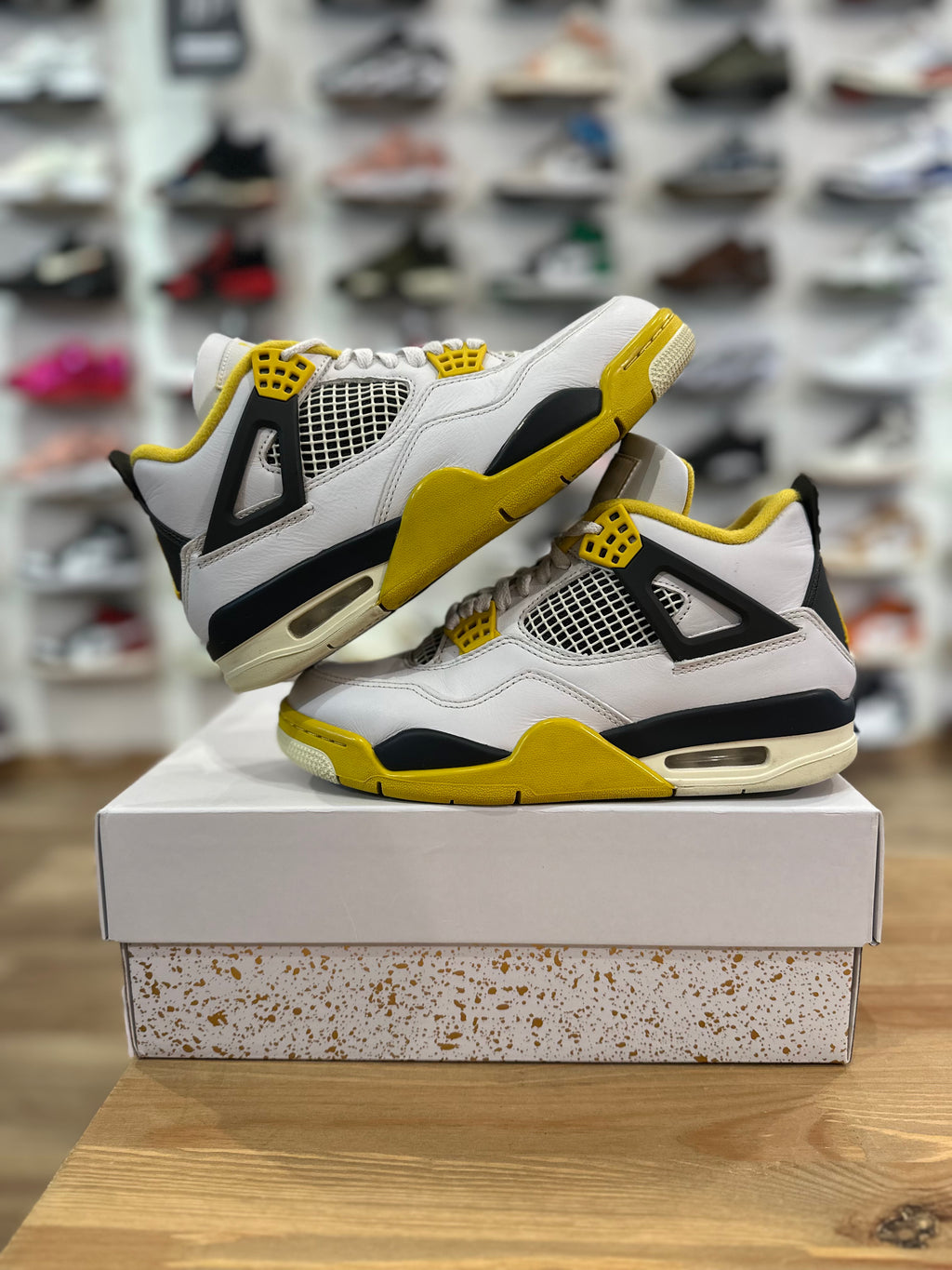 Nike Jordan 4 rétro vivid sulfur ( taille 38,5 )