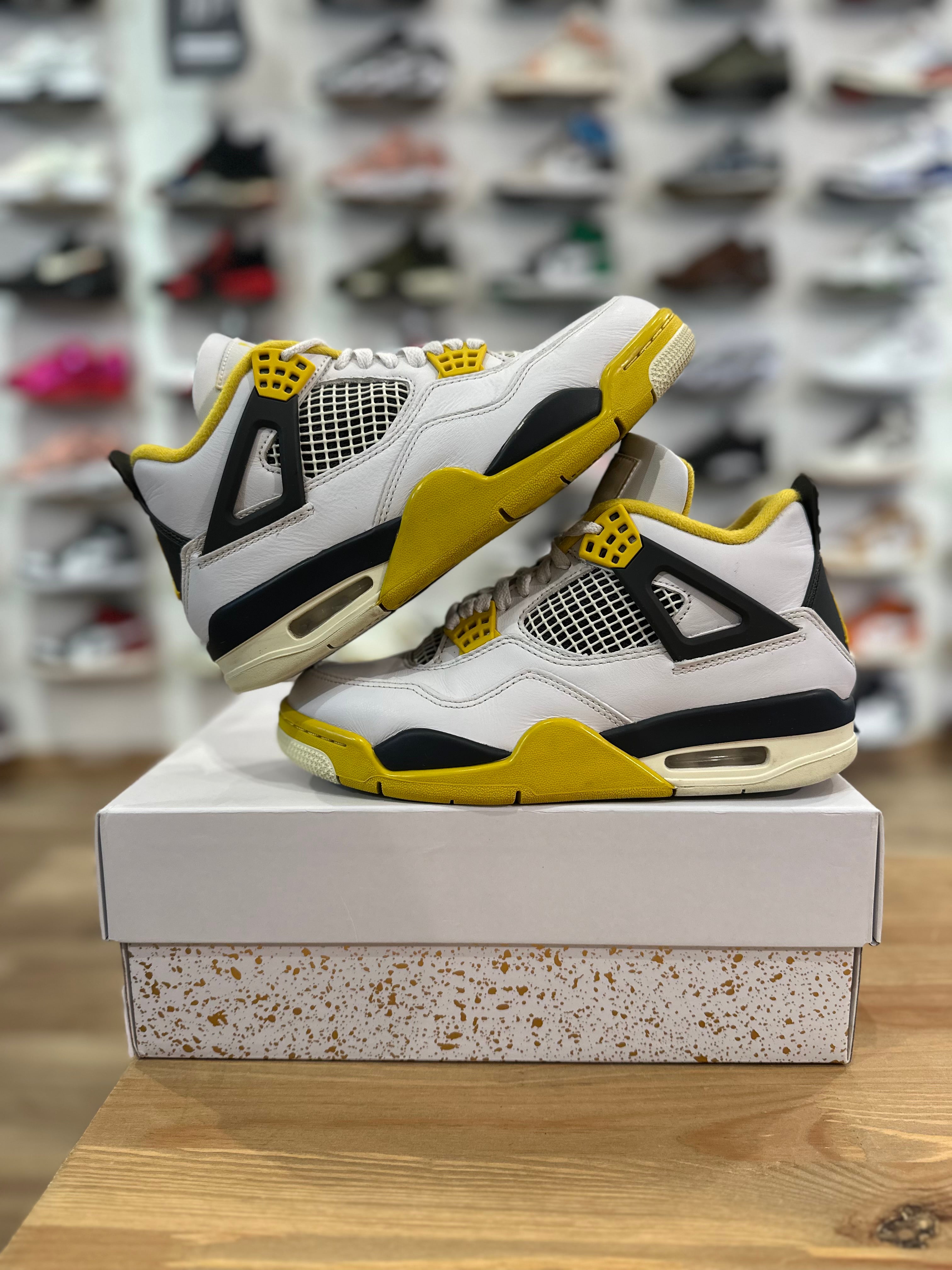 Nike Jordan 4 rétro vivid sulfur ( taille 38,5 )