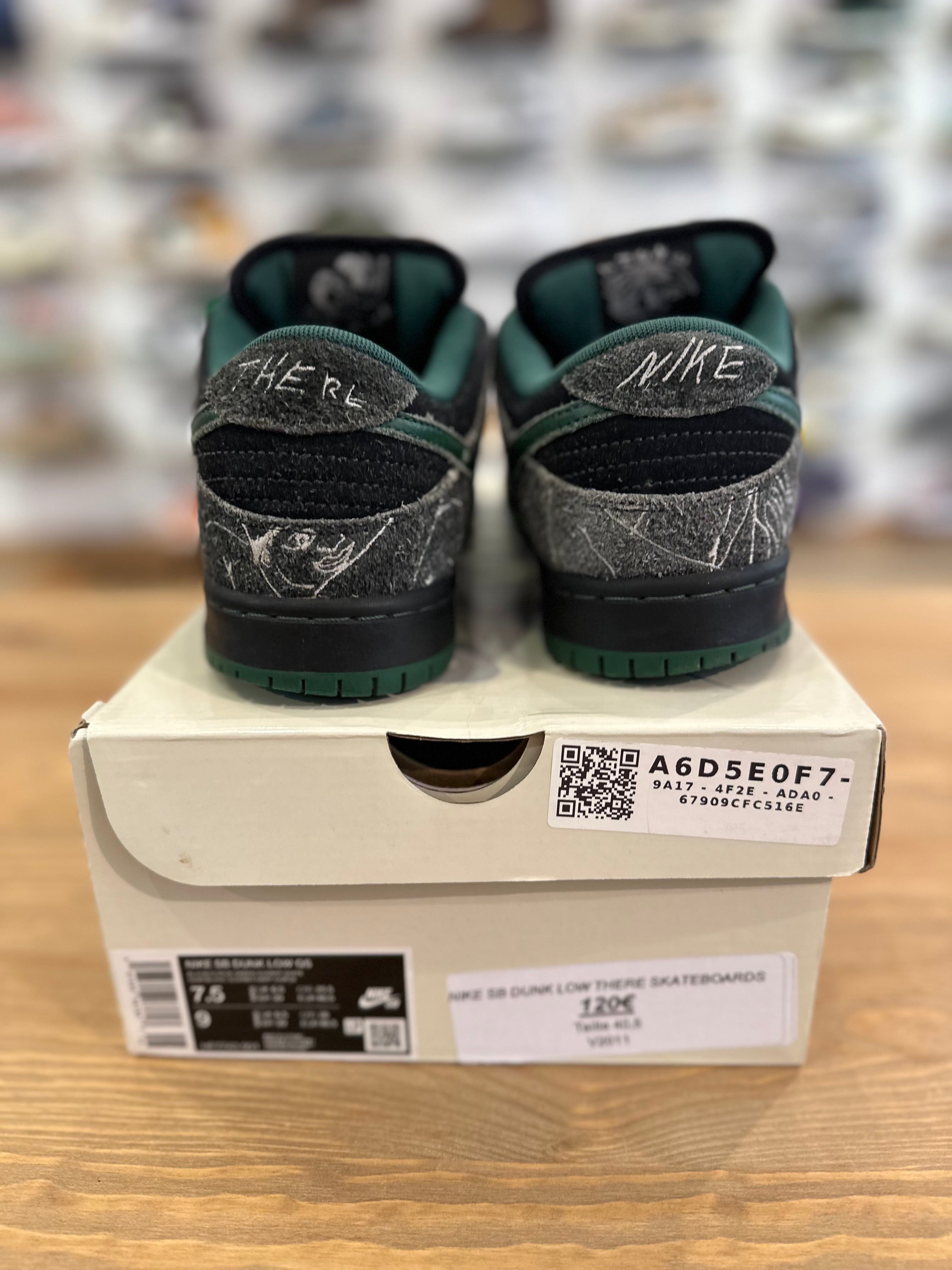 Nike sb dunk low there skateboards ( taille 40,5 )