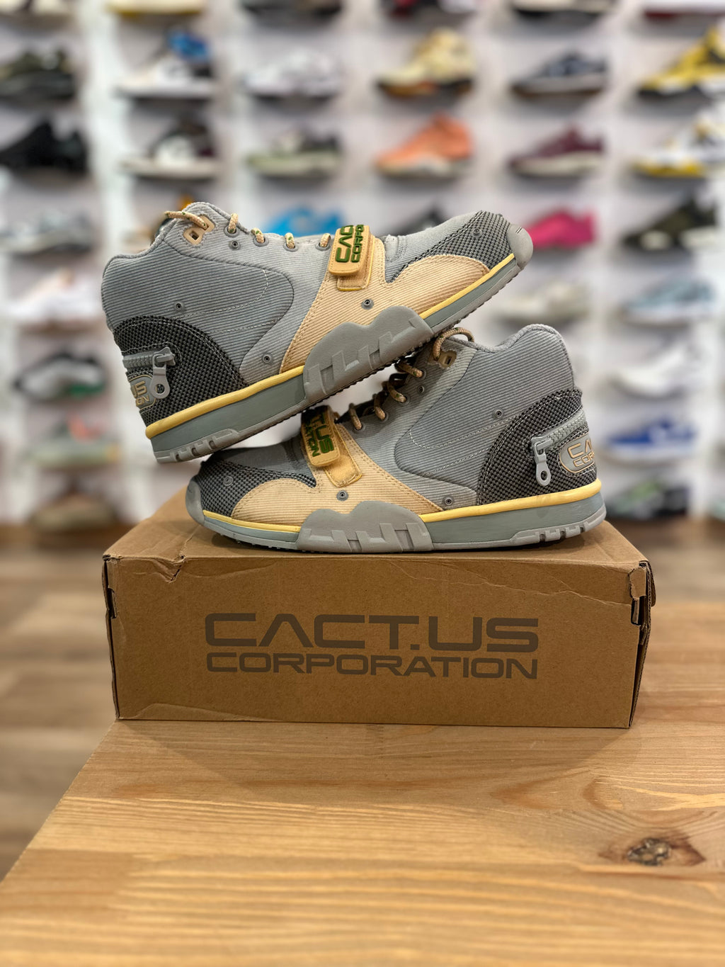 Nike air trainer Travis Scott ( taille 42 )