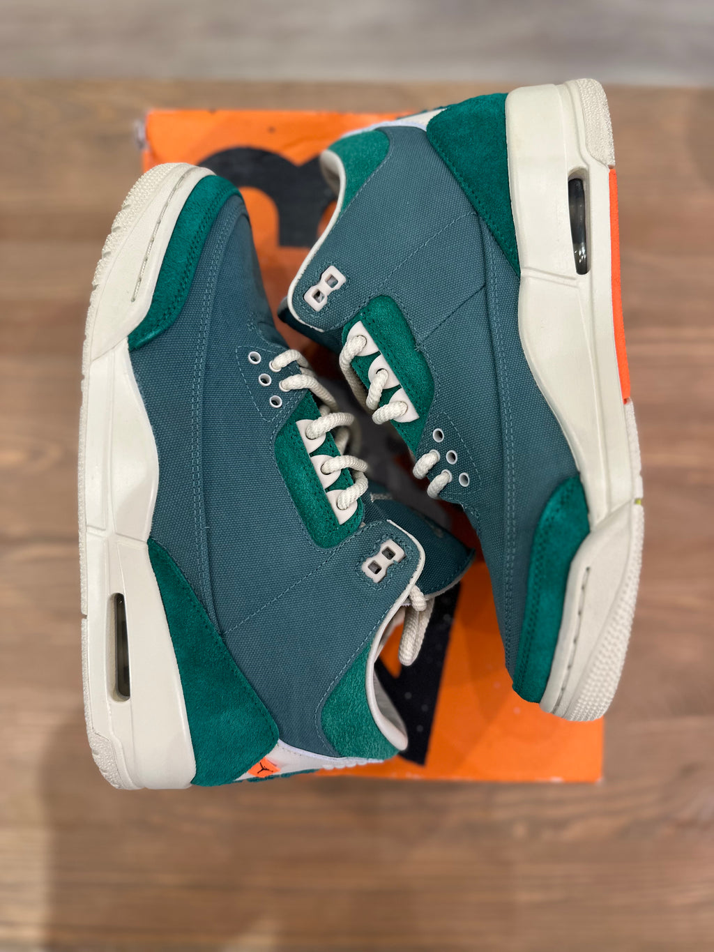 Nike Jordan 3 rétro Nina Chanel ( taille 40 )