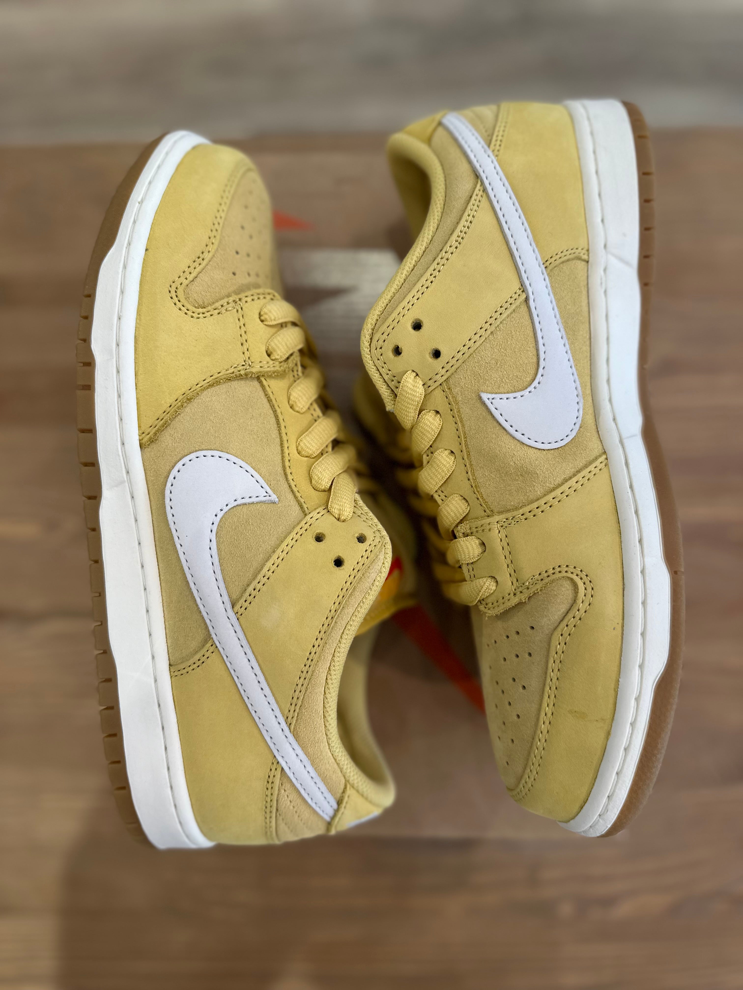 Nike sb dunk low saturn gold ( taille 44 )