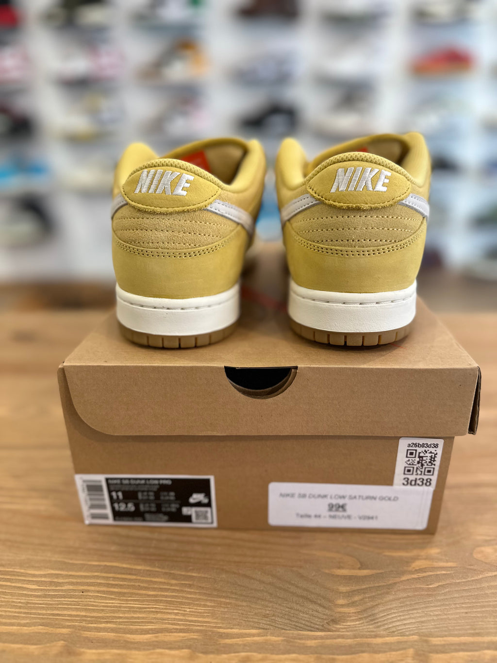 Nike sb dunk low saturn gold ( taille 44 )