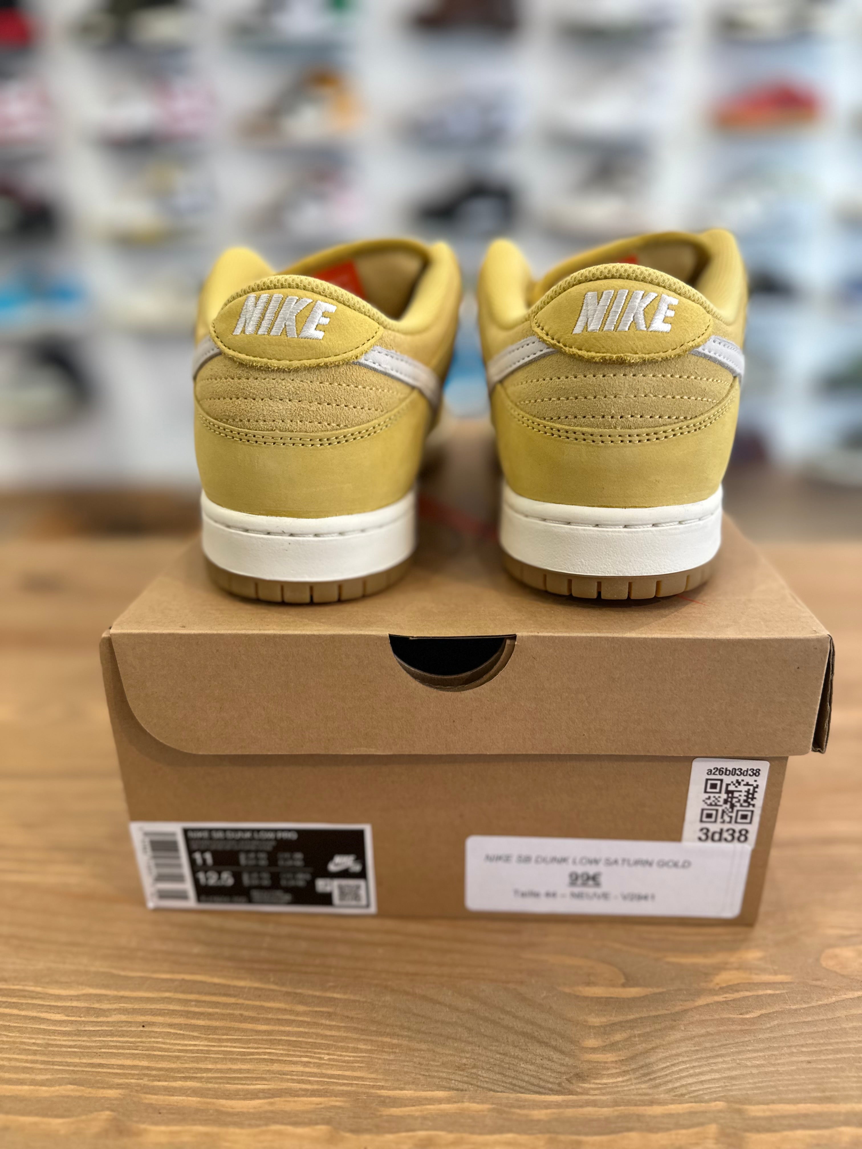 Nike sb dunk low saturn gold ( taille 44 )