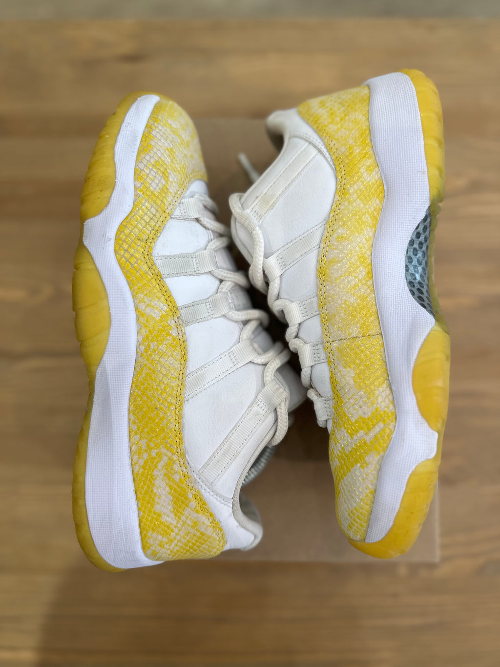 Nike Jordan 11 low yellow snakeskin ( taille 41 )