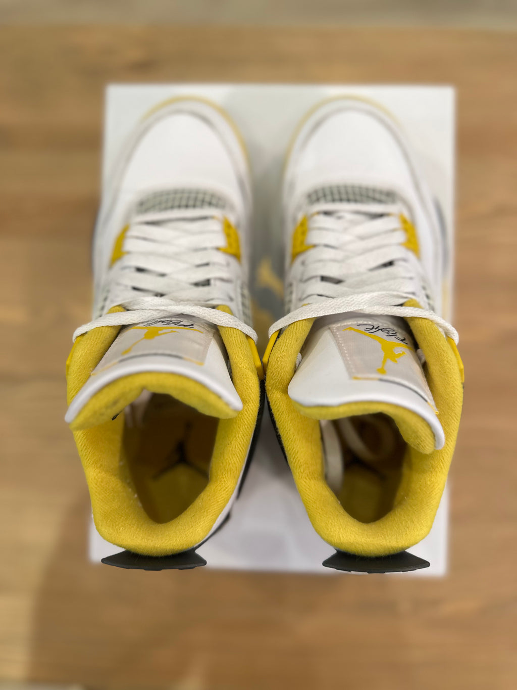 Nike Jordan 4 rétro vivid sulfur ( taille 38,5 )