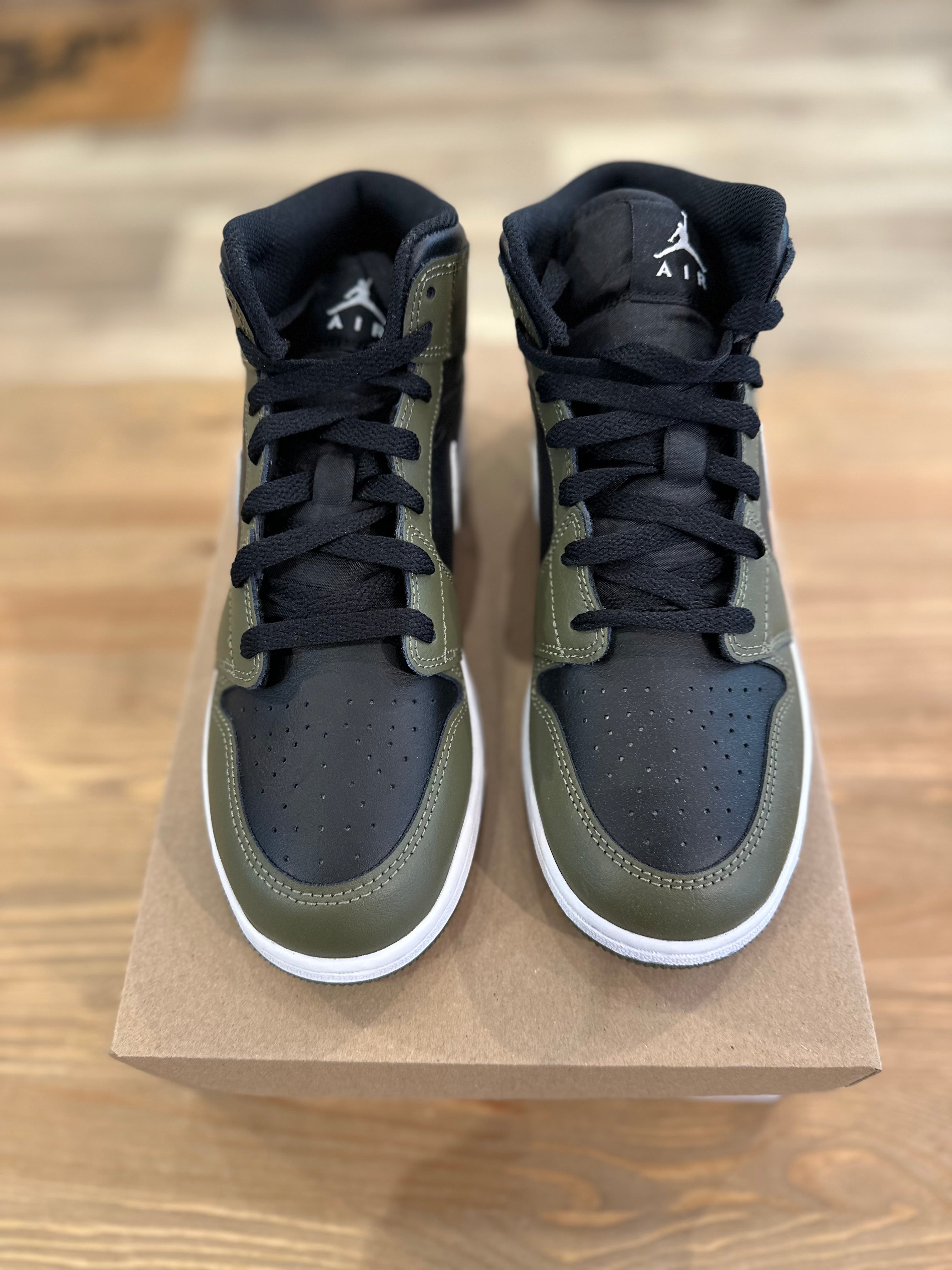 Nike Jordan 1 mid médium olive ( taille 39 )