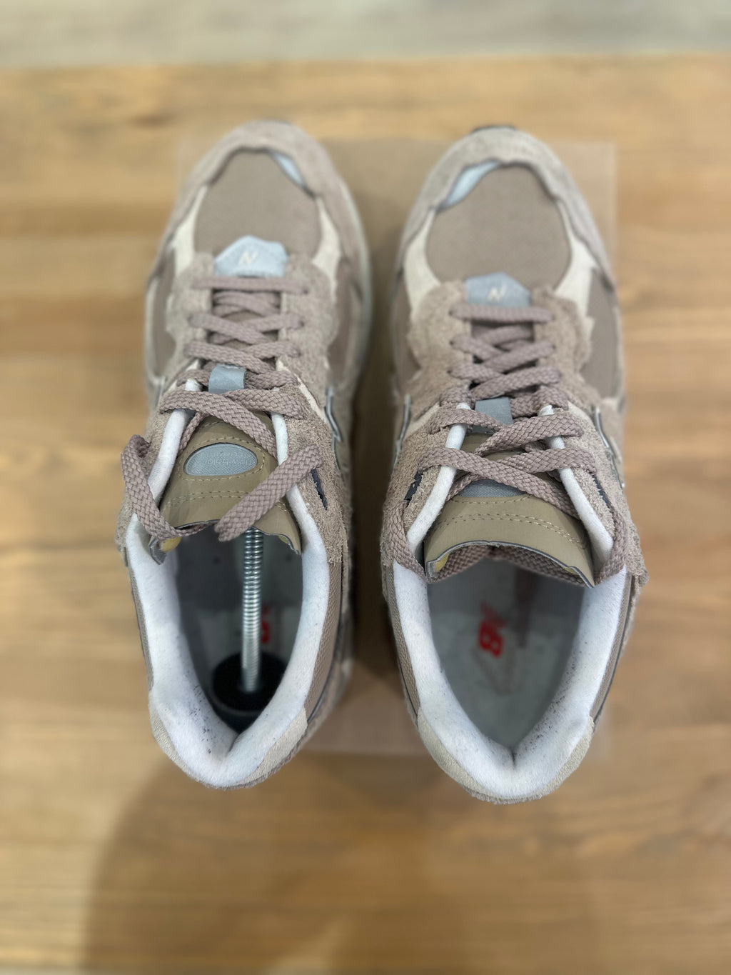 New balance 2002r protection pack driftwood ( taille 42 )