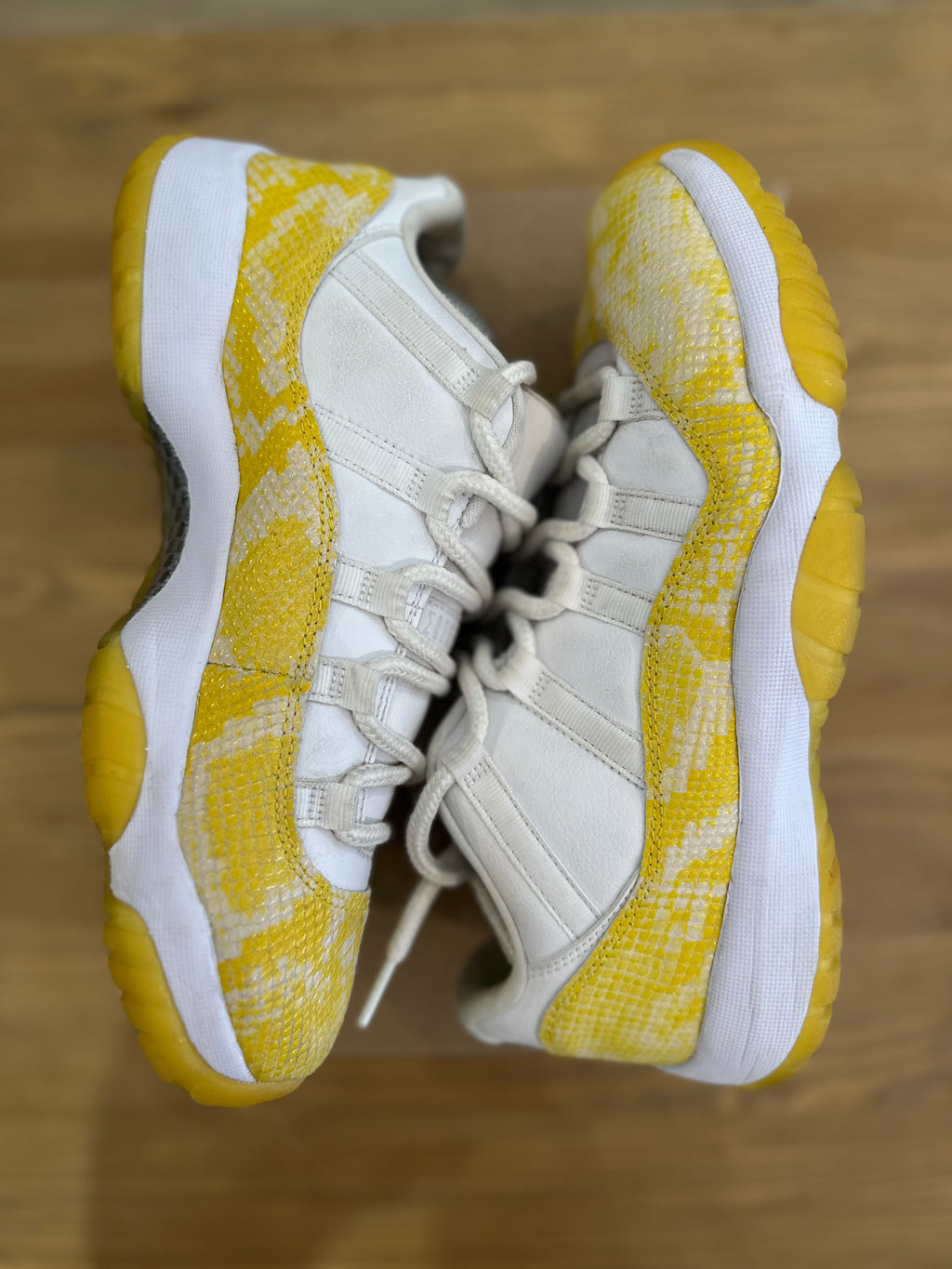 Nike Jordan 11 low yellow snakeskin ( taille 41 )