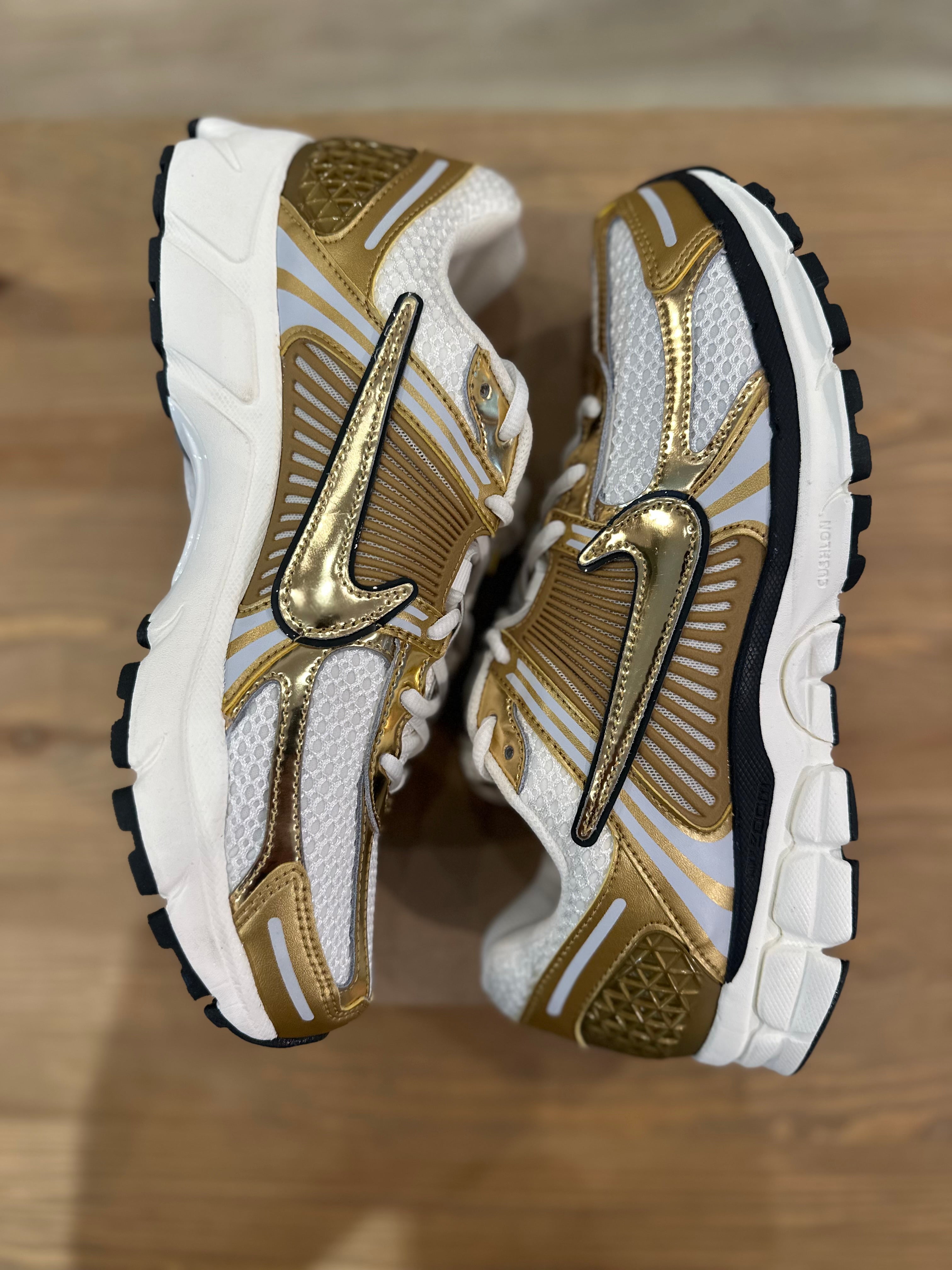 Nike vomero 5 metallic gold ( taille 44,5 )