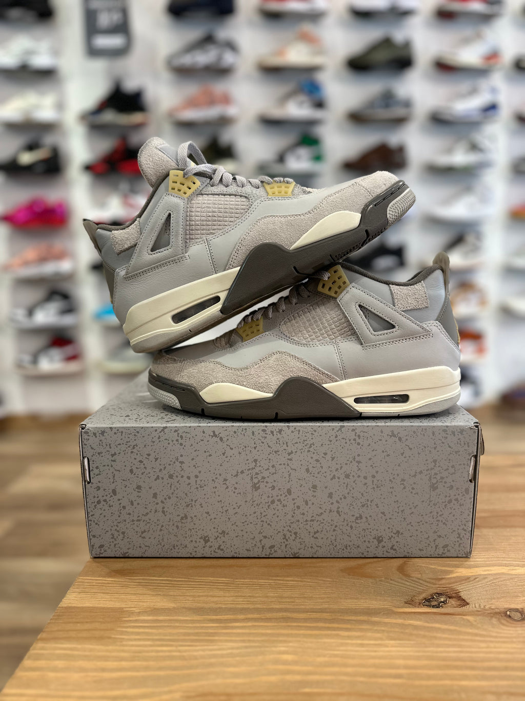 Nike Jordan 4 rétro photon dust ( taille 45 )