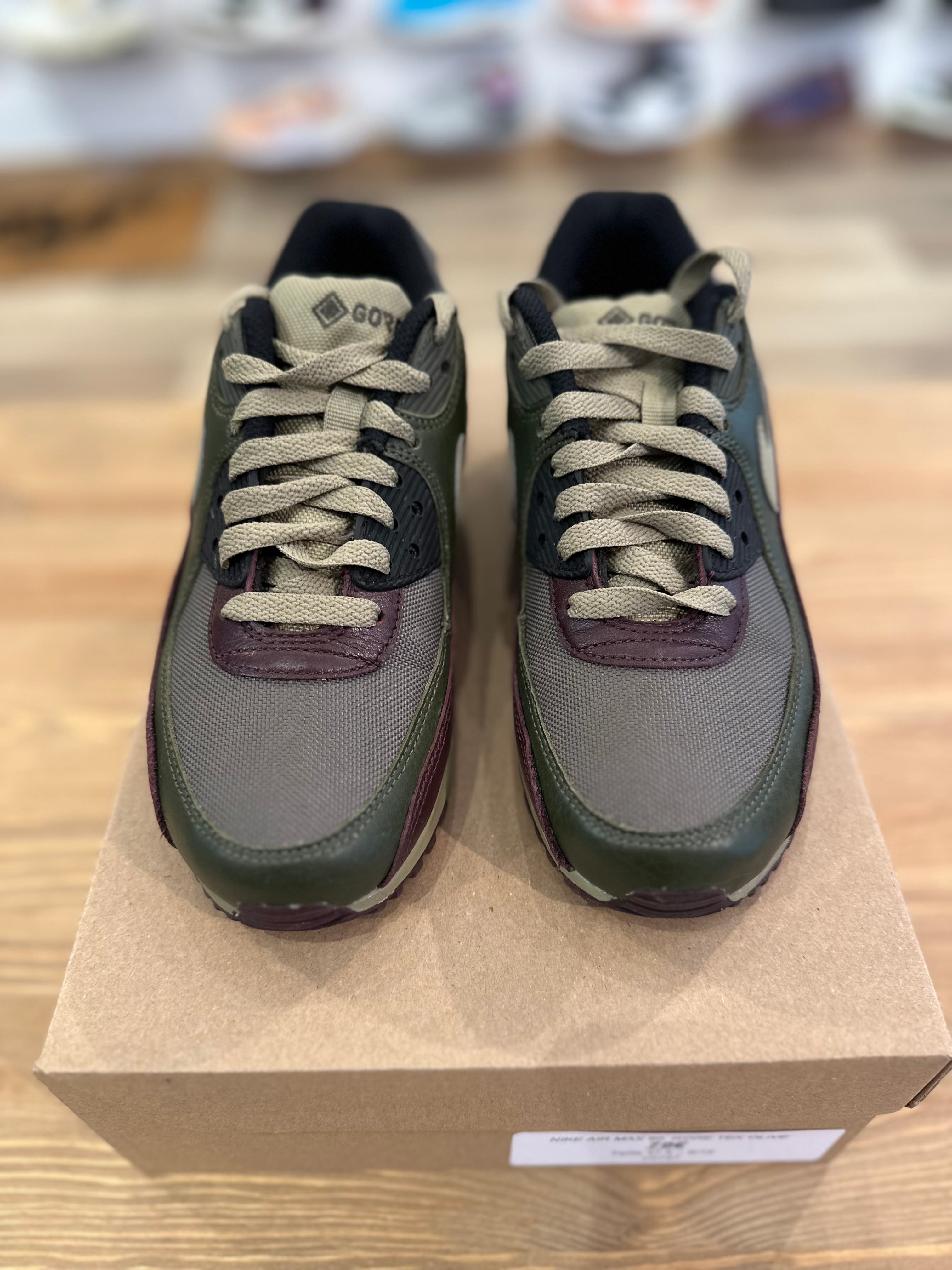 Nike air Max 90 goretex olive ( taille 37,5 )