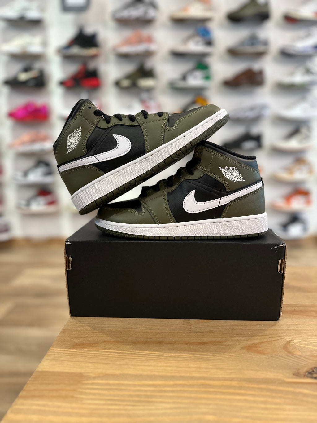 Nike Jordan 1 mid médium olive ( taille 38 )