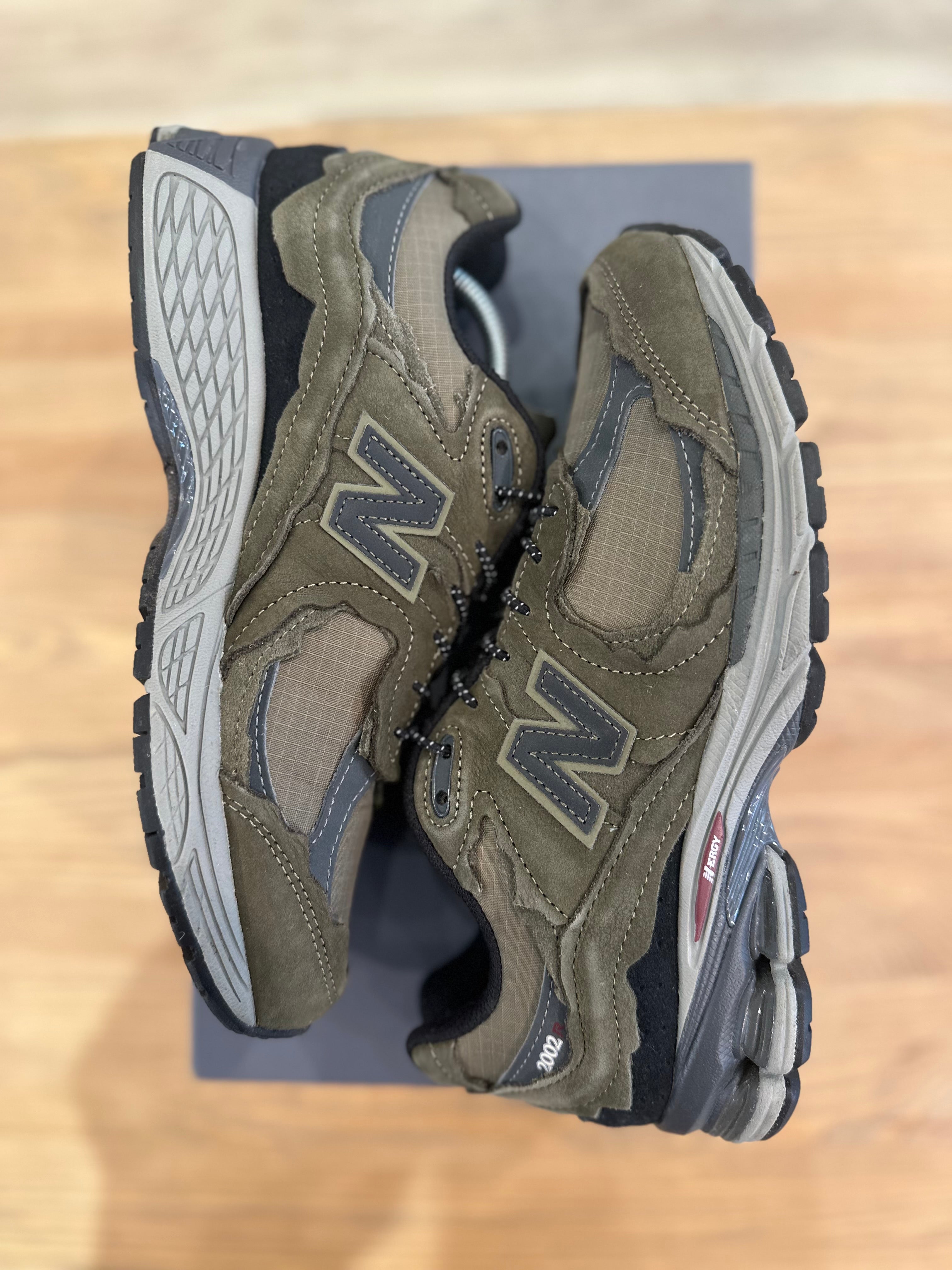 New balance 2002r protection pack dark moss ( taille 40 )