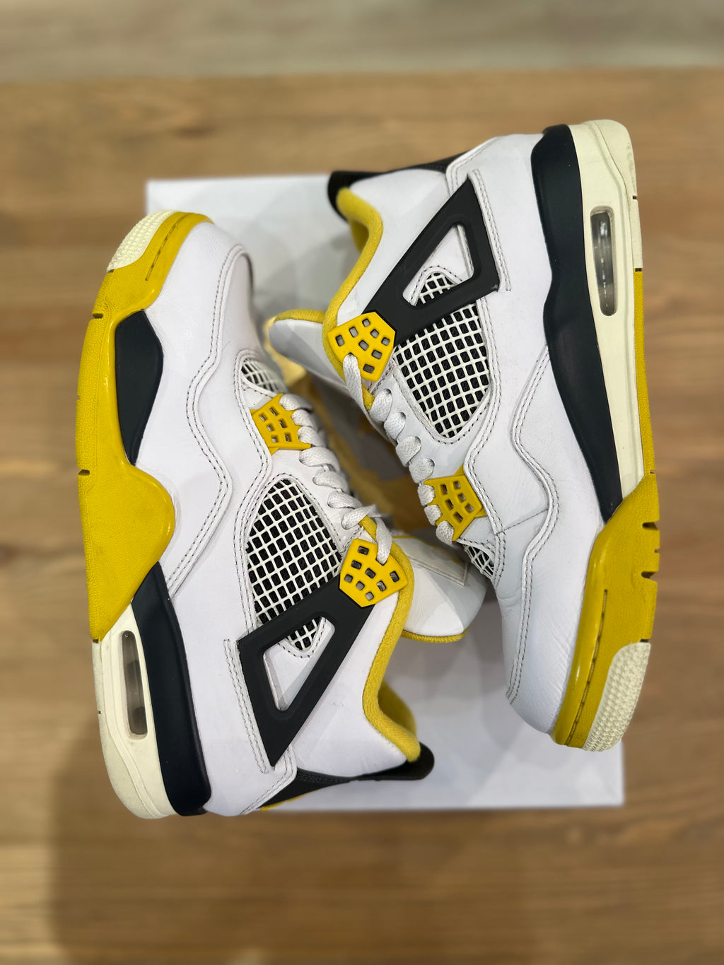 Nike Jordan 4 rétro vivid sulfur ( taille 38,5 )