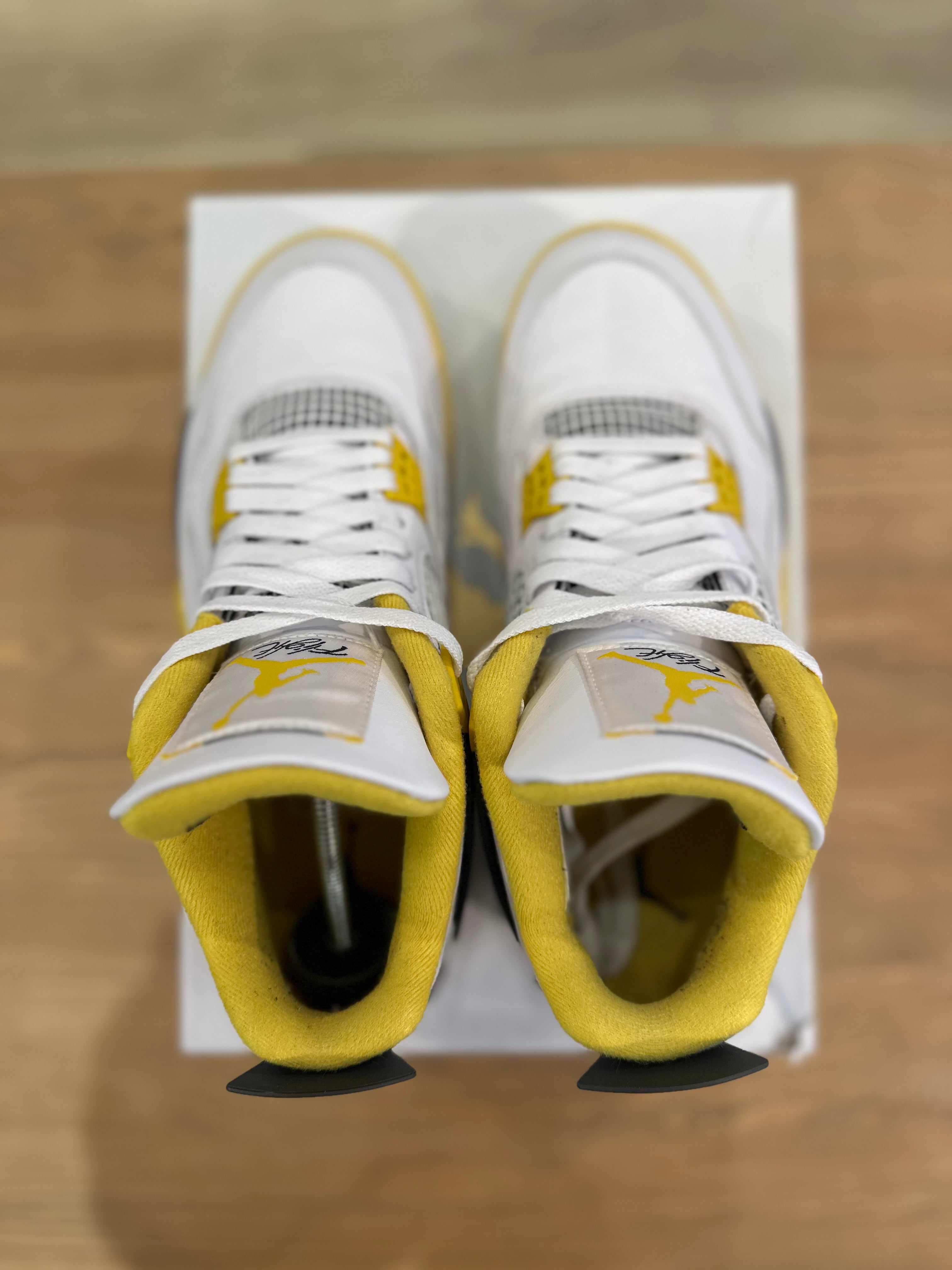 Nike Jordan 4 rétro vivid sulfur ( taille 42,5 )