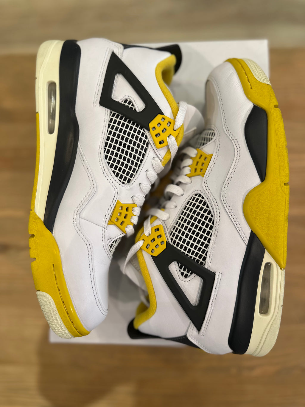 Nike Jordan 4 rétro vivid sulfur ( taille 44 )