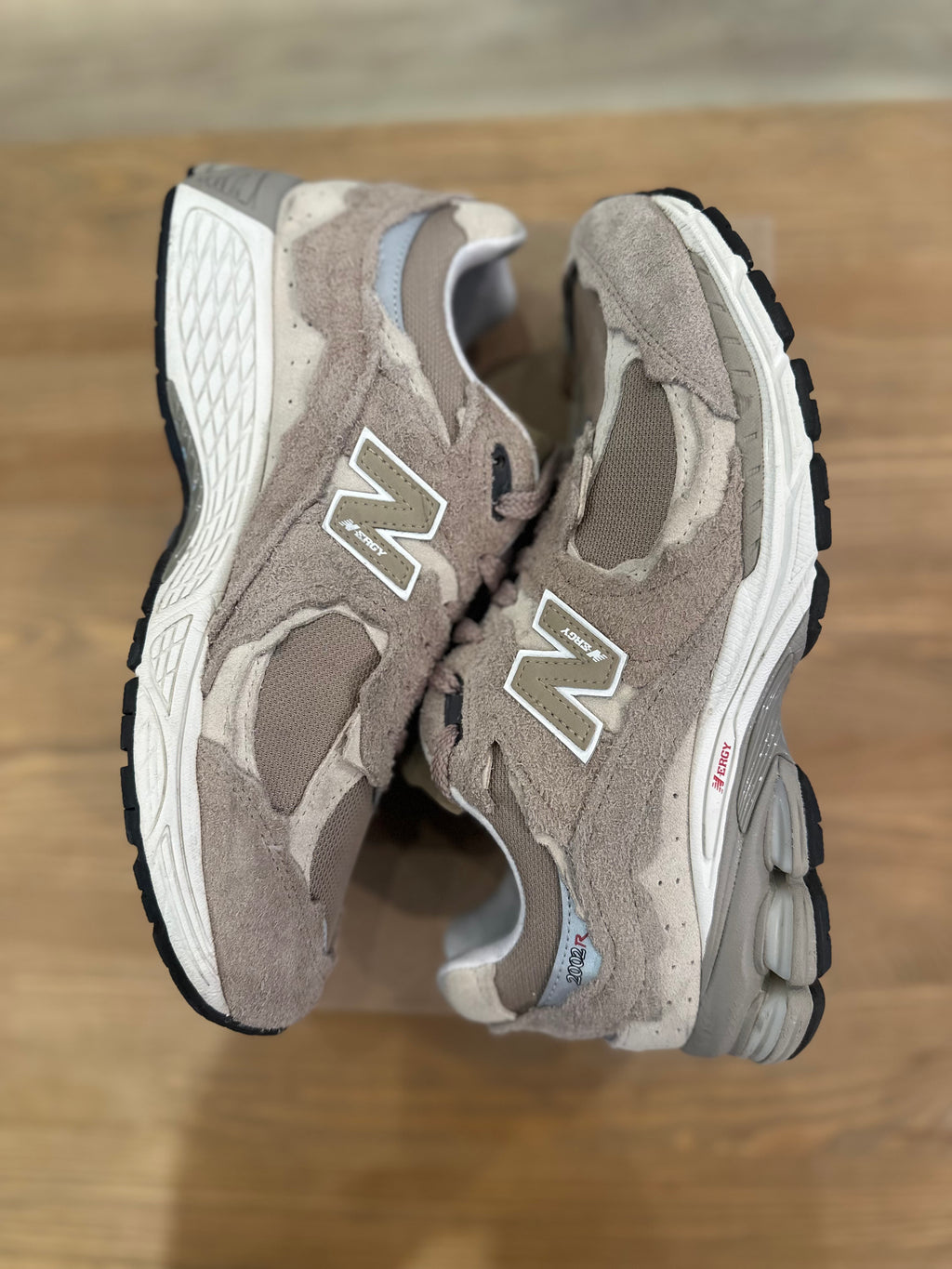 New balance 2002r protection pack driftwood ( taille 42 )