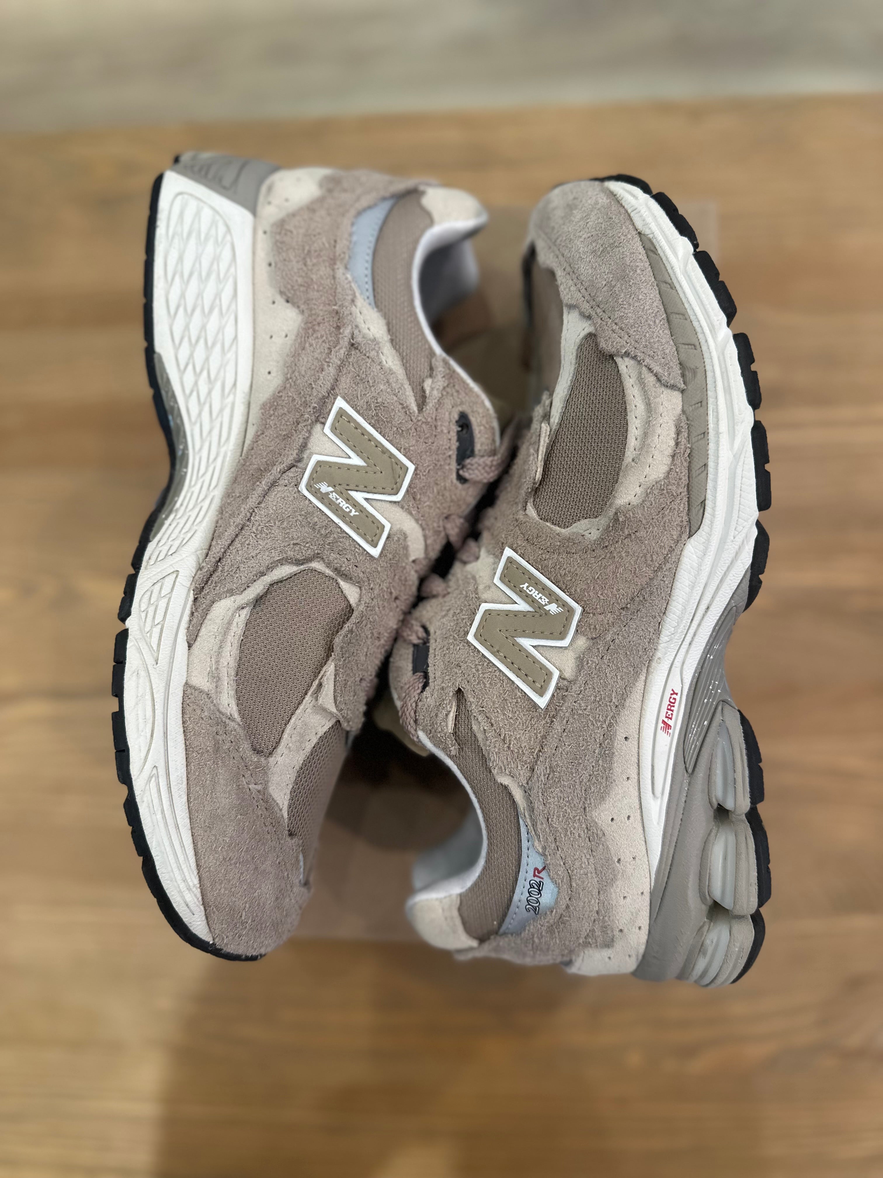 New balance 2002r protection pack driftwood ( taille 42 )