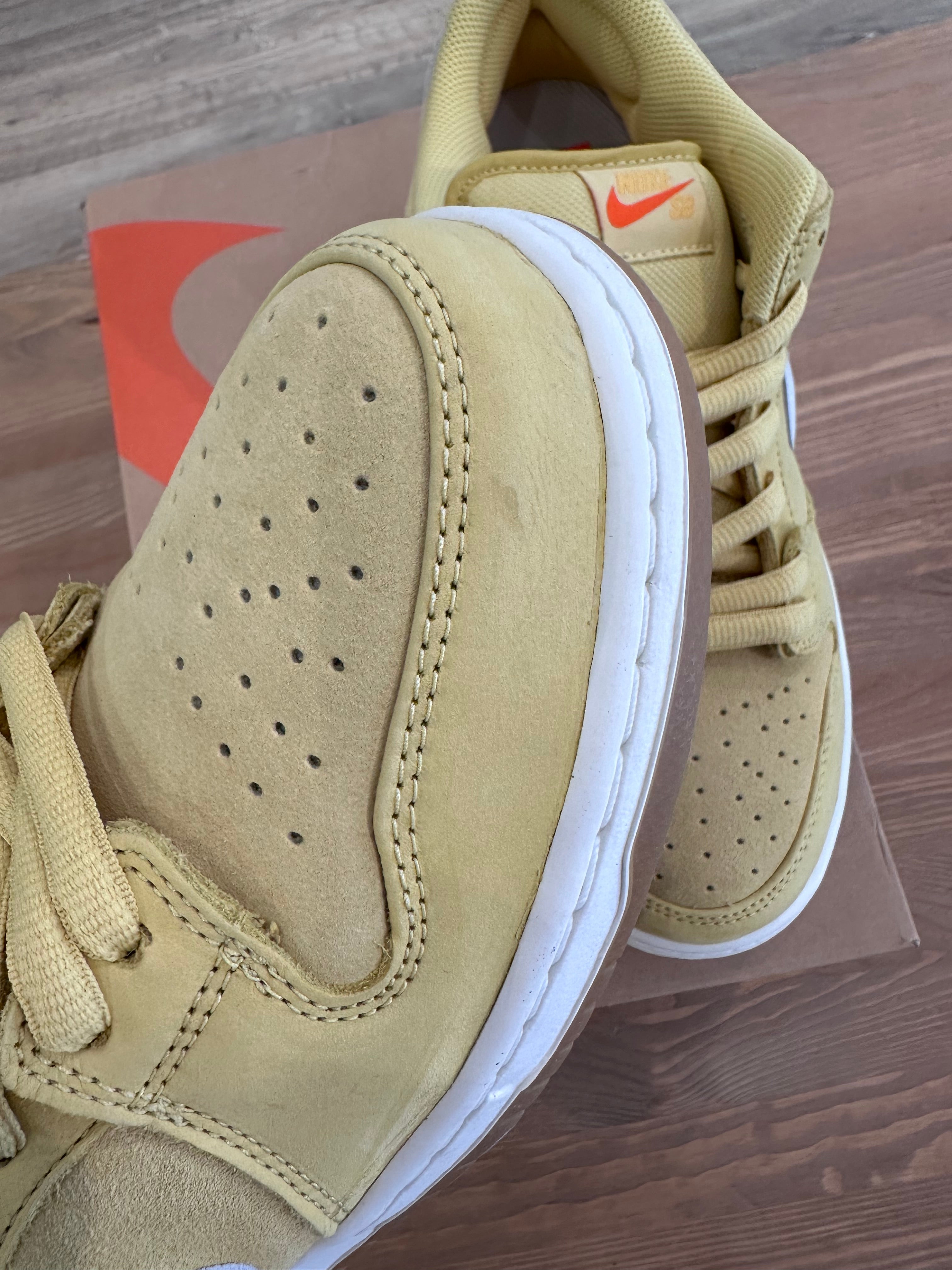 Nike sb dunk low saturn gold ( taille 44 )
