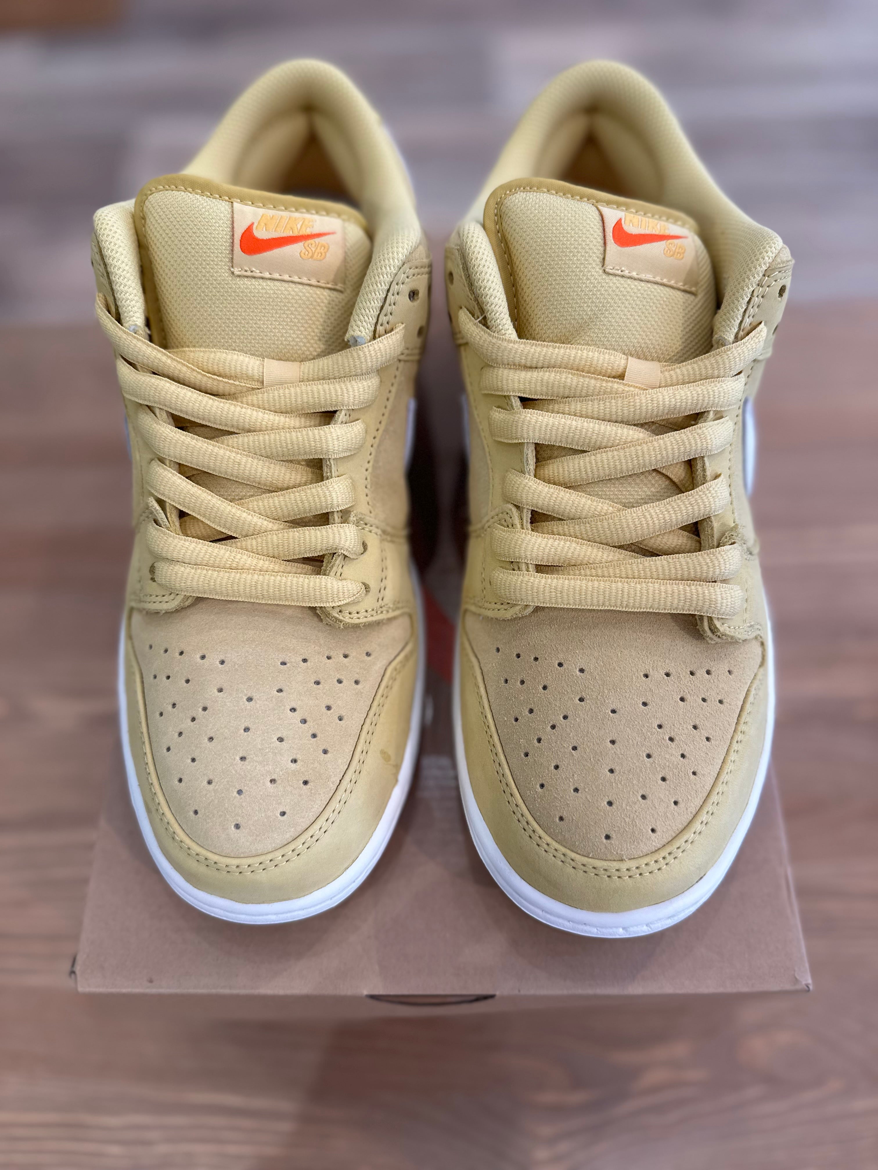 Nike sb dunk low saturn gold ( taille 44 )