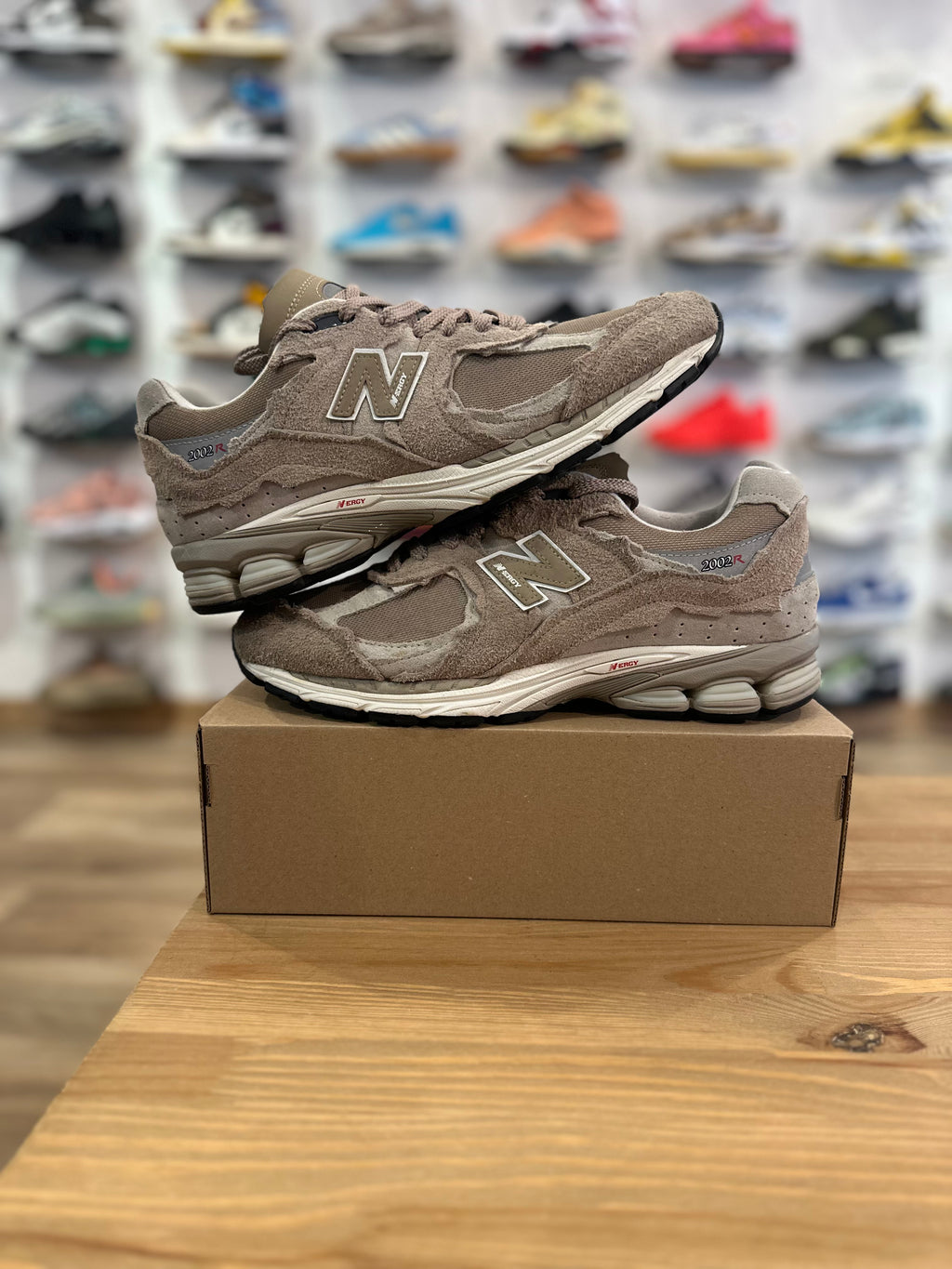 New balance 2002r protection pack driftwood ( taille 44,5 )