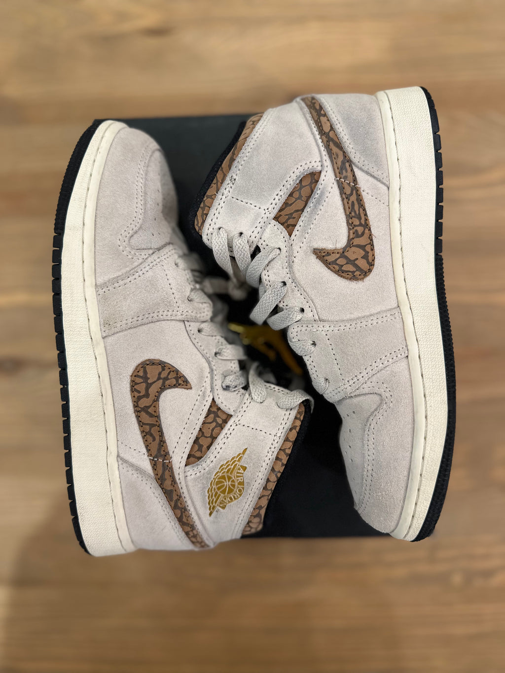 Nike Jordan 1 mid se elephant ( taille 35,5 )